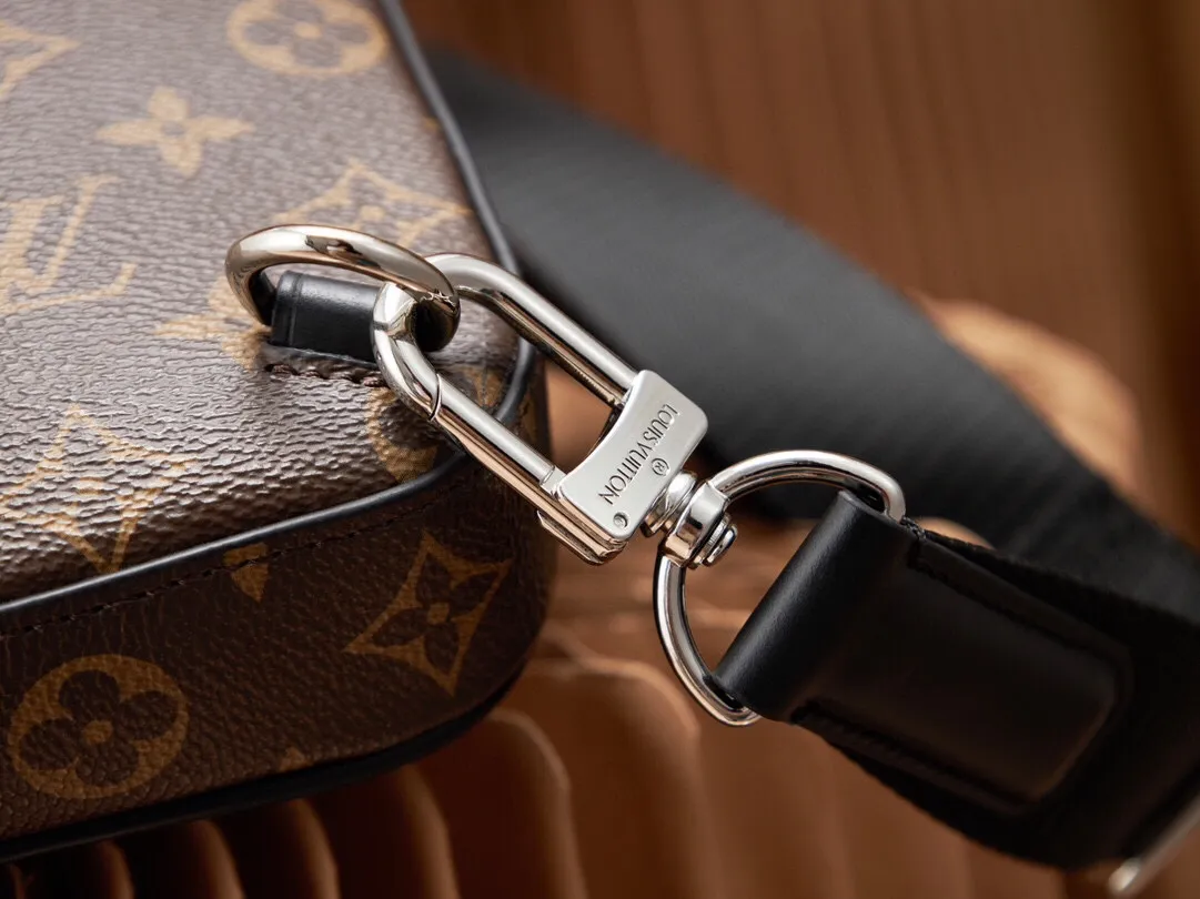 P¥720👉nfc dynamic chip version👈[Top-level inspection-free all-steel hardware] This Avenue shoulder bag is made of Monogram Macassar canvas and leather trim, exuding a heroic demeanor. The canvas shoulder straps and lining add a sustainable touch to the brand's classics, while the zippered front pocket and small top zippered pocket add practical details. Monogram Macassar coated canvas - cow leather trim - fabric lining - square hardware on the front - main compartment - zippered front pocket - small top zippered pocket - shoulder strap, non-detachable, adjustable! ! Model: M46327; Size: 20x31x7CM