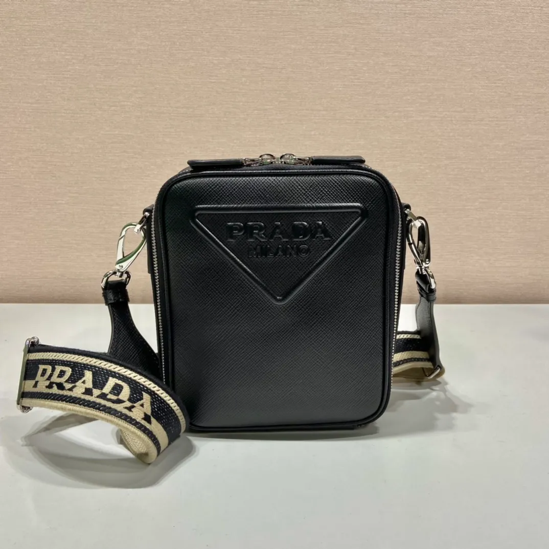 💰1640👏Men's cross-body bag with embroidered webbing👏2VH154👏👏 This stylish and simple shoulder bag is made of imported Saffiano leather with a large embossed triangle logo. It is a favorite with a detachable embroidered webbing and can be matched with other bags👏👏 to present the unique characteristics of crossed parallel lines. Simple, elegant and fashionable, it is very fashionable on the street, hurry up and get it👏👏handsome guys😘 Length 19x bottom 16x bottom 5.5cm