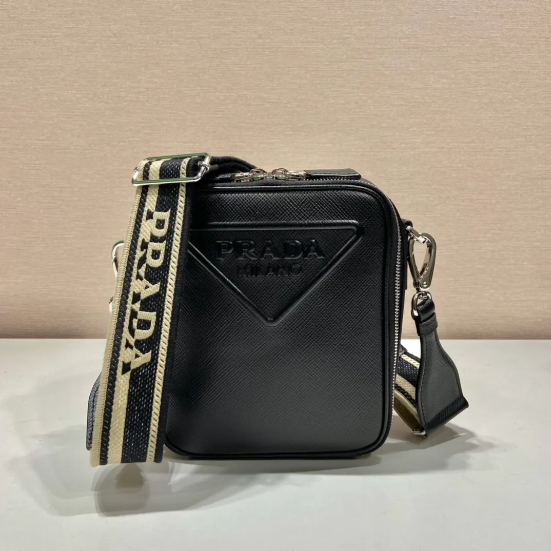 💰1640👏Men's cross-body bag with embroidered webbing👏2VH154👏👏 This stylish and simple shoulder bag is made of imported Saffiano leather with a large embossed triangle logo. It is a favorite with a detachable embroidered webbing and can be matched with other bags👏👏 to present the unique characteristics of crossed parallel lines. Simple, elegant and fashionable, it is very fashionable on the street, hurry up and get it👏👏handsome guys😘 Length 19x bottom 16x bottom 5.5cm