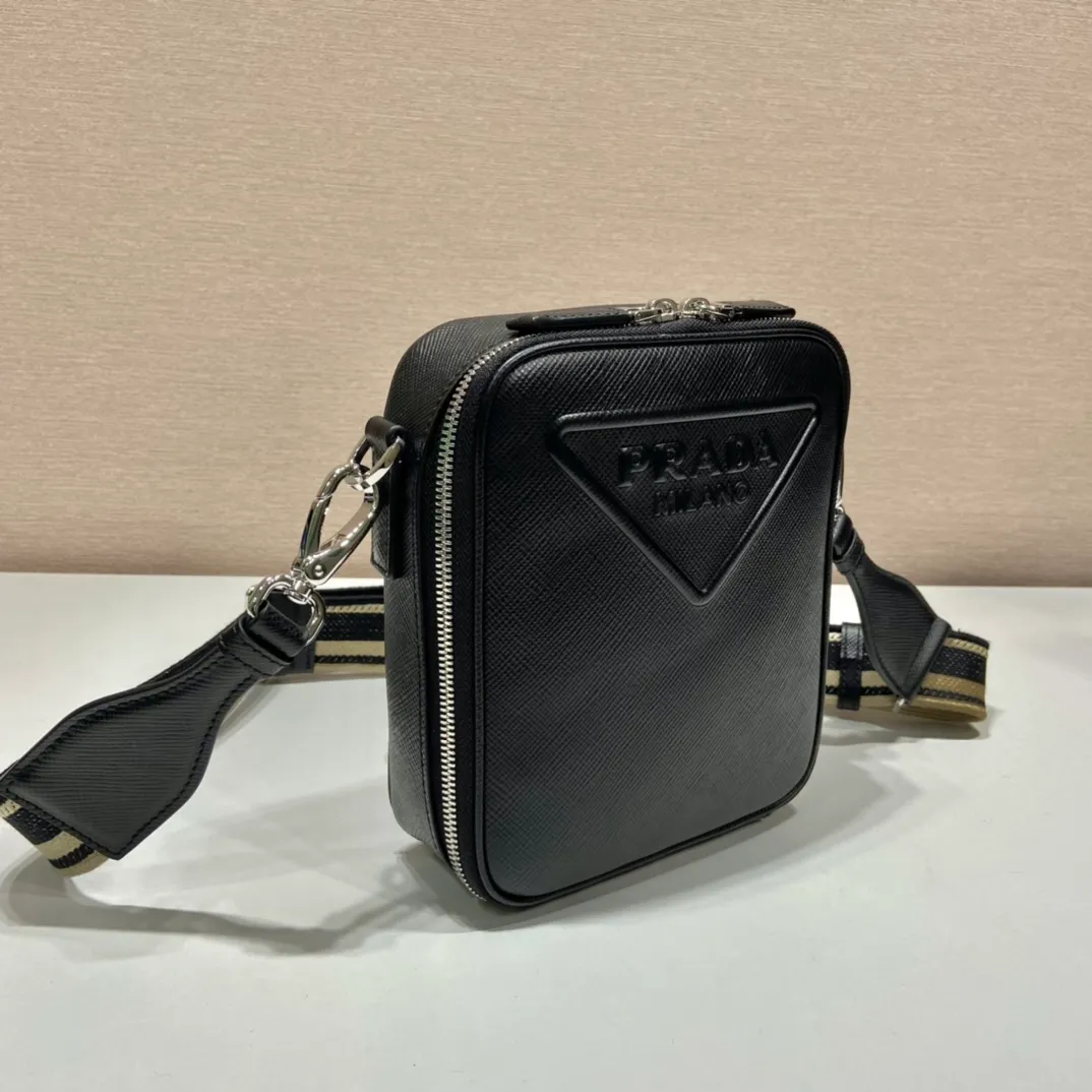 💰1640👏Men's cross-body bag with embroidered webbing👏2VH154👏👏 This stylish and simple shoulder bag is made of imported Saffiano leather with a large embossed triangle logo. It is a favorite with a detachable embroidered webbing and can be matched with other bags👏👏 to present the unique characteristics of crossed parallel lines. Simple, elegant and fashionable, it is very fashionable on the street, hurry up and get it👏👏handsome guys😘 Length 19x bottom 16x bottom 5.5cm