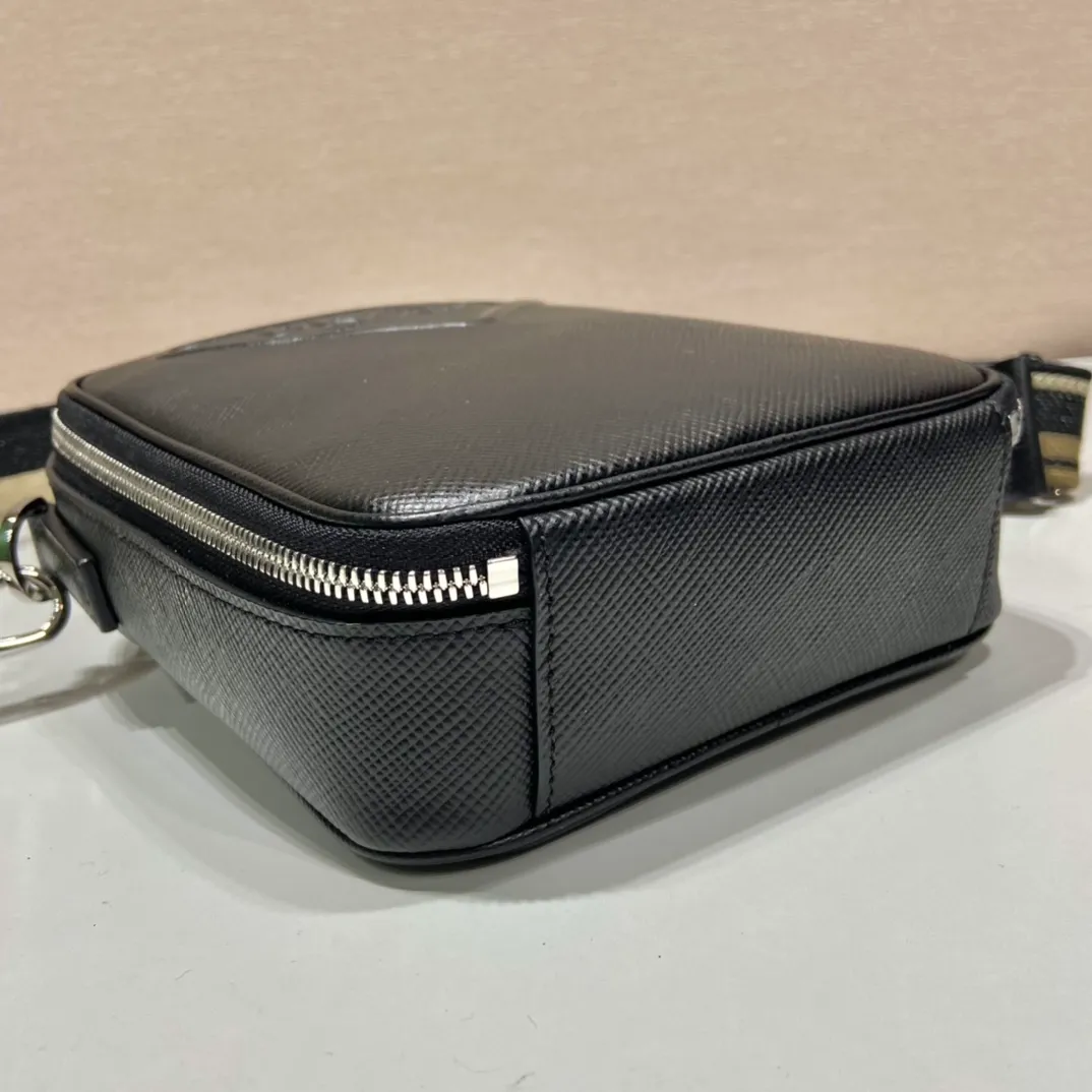 💰1640👏Men's cross-body bag with embroidered webbing👏2VH154👏👏 This stylish and simple shoulder bag is made of imported Saffiano leather with a large embossed triangle logo. It is a favorite with a detachable embroidered webbing and can be matched with other bags👏👏 to present the unique characteristics of crossed parallel lines. Simple, elegant and fashionable, it is very fashionable on the street, hurry up and get it👏👏handsome guys😘 Length 19x bottom 16x bottom 5.5cm