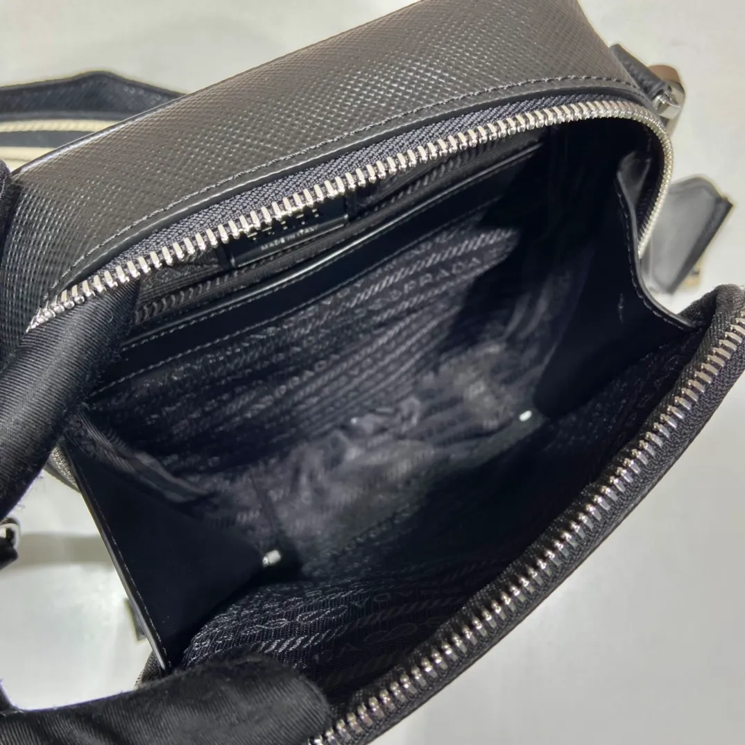 💰1640👏Men's cross-body bag with embroidered webbing👏2VH154👏👏 This stylish and simple shoulder bag is made of imported Saffiano leather with a large embossed triangle logo. It is a favorite with a detachable embroidered webbing and can be matched with other bags👏👏 to present the unique characteristics of crossed parallel lines. Simple, elegant and fashionable, it is very fashionable on the street, hurry up and get it👏👏handsome guys😘 Length 19x bottom 16x bottom 5.5cm