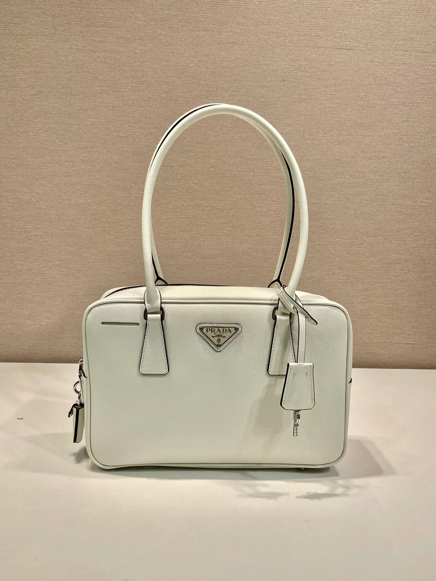 💰1660🎉New long handle second-hand bag🎉1BA428 new product🎉 This double handle handbag is made of imported saffiano cowhide and incorporates unique style elements to subvert people's traditional perception of luxury goods. It adds a unique charm between practical design embellishments and exquisite details. It has large capacity and practicality. It is also a treasure item. It is a timeless hot style. 🎉 🎉 Length 59x Height 19x Bottom 8cm