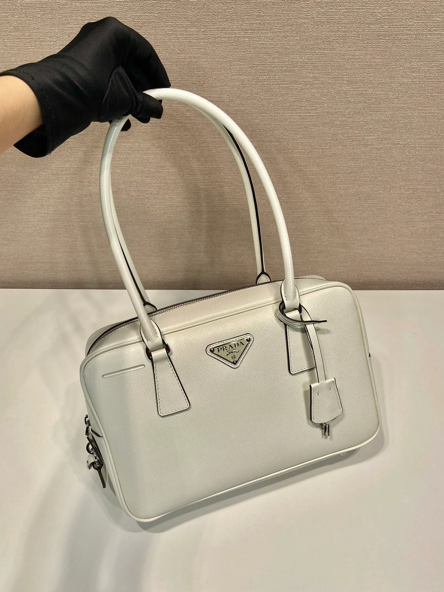 💰1660🎉New long handle second-hand bag🎉1BA428 new product🎉 This double handle handbag is made of imported saffiano cowhide and incorporates unique style elements to subvert people's traditional perception of luxury goods. It adds a unique charm between practical design embellishments and exquisite details. It has large capacity and practicality. It is also a treasure item. It is a timeless hot style. 🎉 🎉 Length 59x Height 19x Bottom 8cm