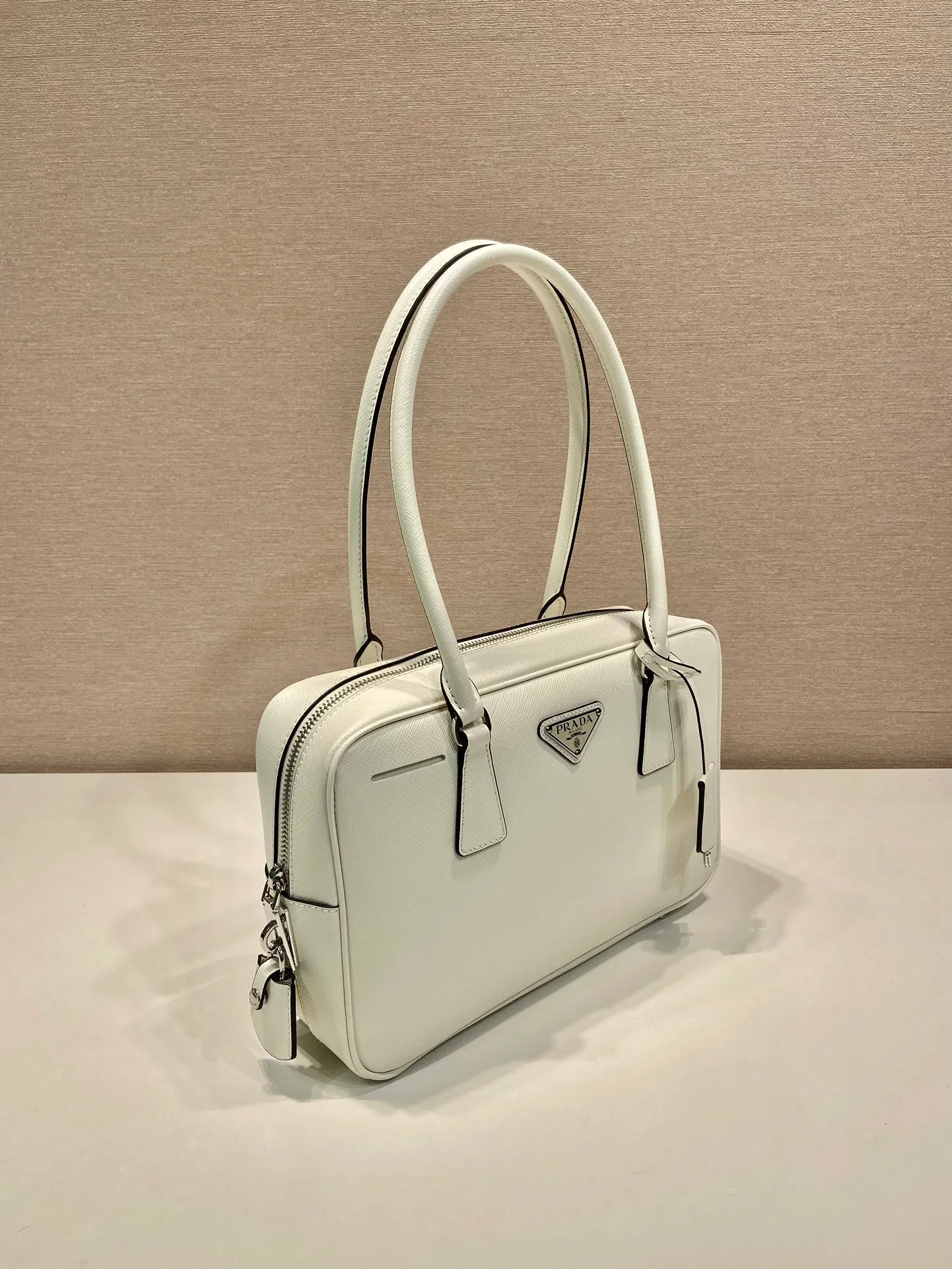 💰1660🎉New long handle second-hand bag🎉1BA428 new product🎉 This double handle handbag is made of imported saffiano cowhide and incorporates unique style elements to subvert people's traditional perception of luxury goods. It adds a unique charm between practical design embellishments and exquisite details. It has large capacity and practicality. It is also a treasure item. It is a timeless hot style. 🎉 🎉 Length 59x Height 19x Bottom 8cm