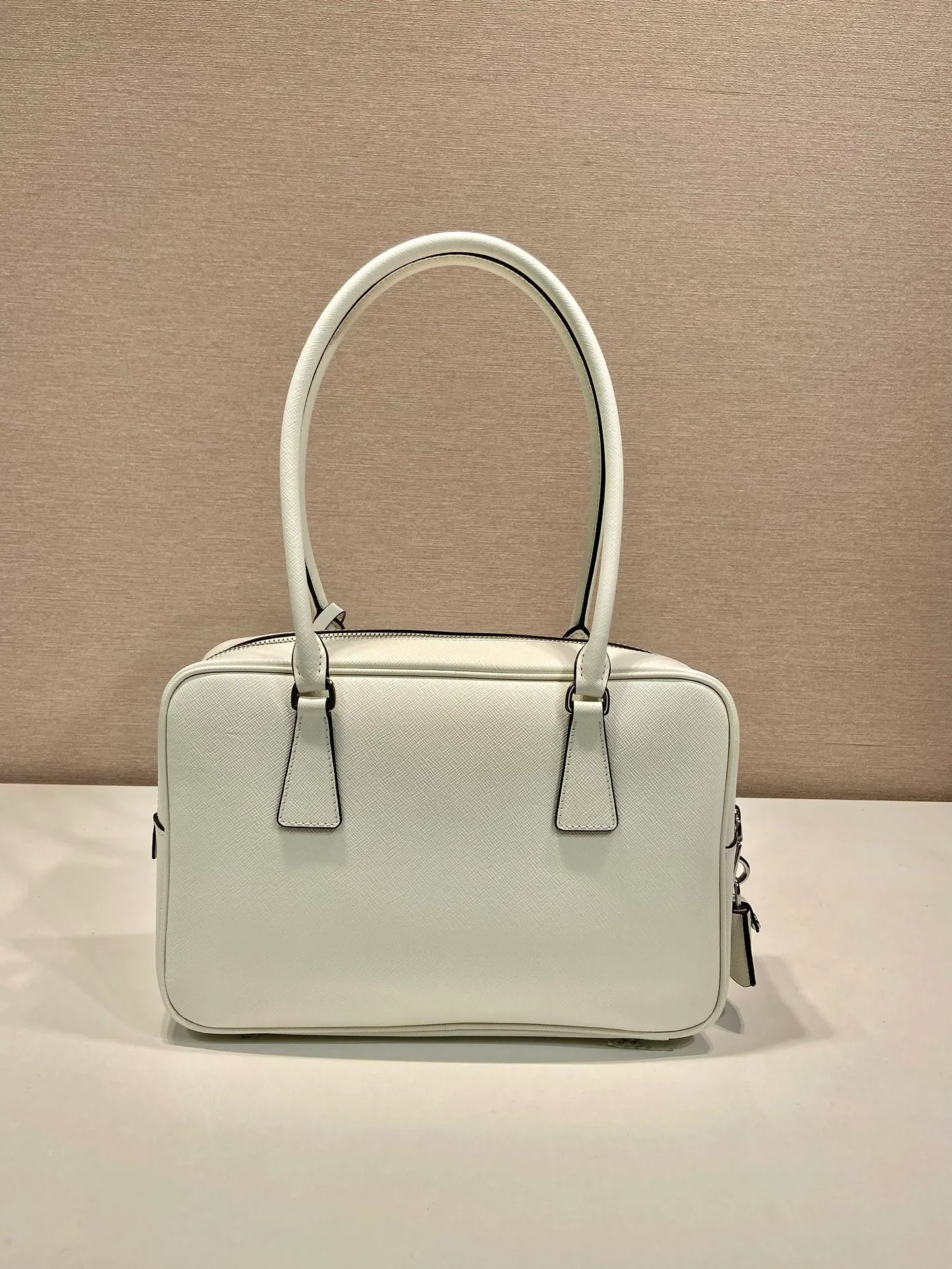💰1660🎉New long handle second-hand bag🎉1BA428 new product🎉 This double handle handbag is made of imported saffiano cowhide and incorporates unique style elements to subvert people's traditional perception of luxury goods. It adds a unique charm between practical design embellishments and exquisite details. It has large capacity and practicality. It is also a treasure item. It is a timeless hot style. 🎉 🎉 Length 59x Height 19x Bottom 8cm