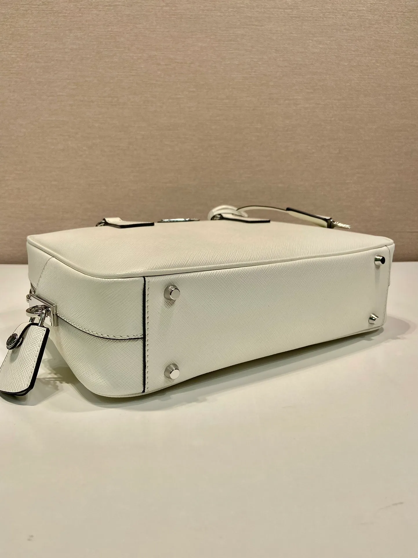 💰1660🎉New long handle second-hand bag🎉1BA428 new product🎉 This double handle handbag is made of imported saffiano cowhide and incorporates unique style elements to subvert people's traditional perception of luxury goods. It adds a unique charm between practical design embellishments and exquisite details. It has large capacity and practicality. It is also a treasure item. It is a timeless hot style. 🎉 🎉 Length 59x Height 19x Bottom 8cm