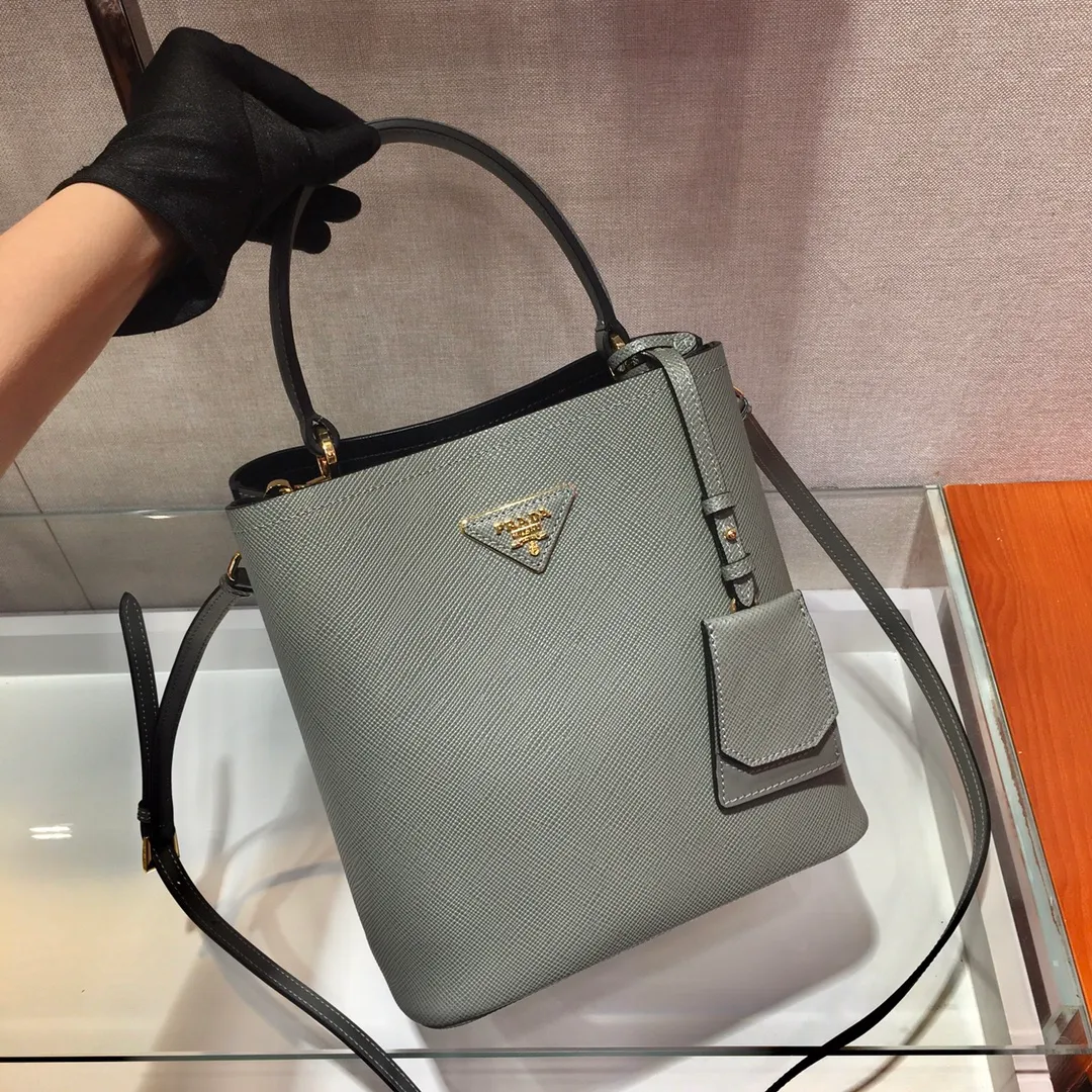 💰1840🔆Best new color👏🏻👏🏻1BA212💋Original item🤙🤙Made of imported Saffiano leather material, removable shoulder strap, leather nameplate and metal logo complement each other. Leather-covered central pocket with magnetic buckle. Saffiano leather triangle logo. Contrast color nappa leather lining. This Double handbag has an elegant style, eye-catching and unique. It is also a popular style🙋🏻🙋🏻Length 22X Height 23X Bottom 13cm