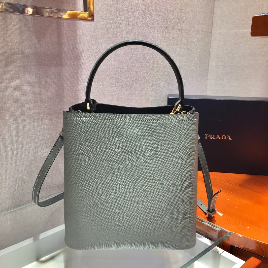 💰1840🔆Best new color👏🏻👏🏻1BA212💋Original item🤙🤙Made of imported Saffiano leather material, removable shoulder strap, leather nameplate and metal logo complement each other. Leather-covered central pocket with magnetic buckle. Saffiano leather triangle logo. Contrast color nappa leather lining. This Double handbag has an elegant style, eye-catching and unique. It is also a popular style🙋🏻🙋🏻Length 22X Height 23X Bottom 13cm