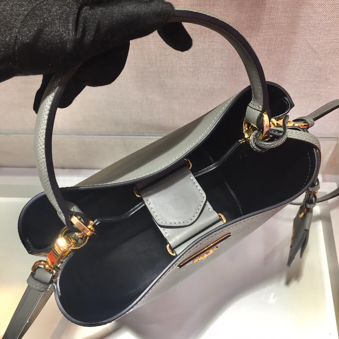 💰1840🔆Best new color👏🏻👏🏻1BA212💋Original item🤙🤙Made of imported Saffiano leather material, removable shoulder strap, leather nameplate and metal logo complement each other. Leather-covered central pocket with magnetic buckle. Saffiano leather triangle logo. Contrast color nappa leather lining. This Double handbag has an elegant style, eye-catching and unique. It is also a popular style🙋🏻🙋🏻Length 22X Height 23X Bottom 13cm