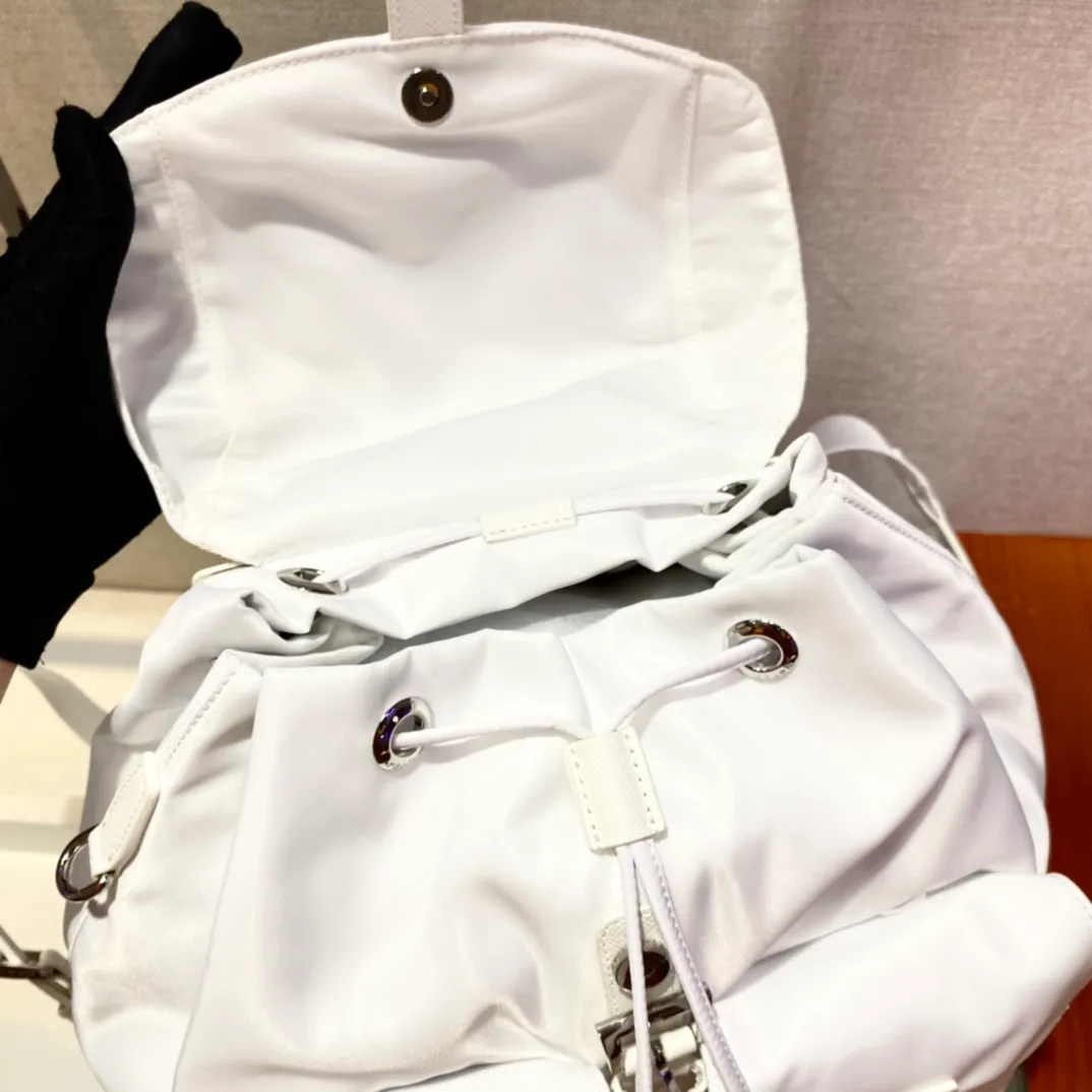 💰1120🎉New Backpack🎉1BZ811👍👍New Color🎉🎉This nylon backpack is trimmed with exquisite Saffiano leather, a blend of multiple materials, and decorated with a triangular logo, highlighting fashionable elegance. It also comes with a detachable small handbag😘😘Light and practical, the upper body effect is super stylish, and it can be matched at will😘😘Fully upgraded nylon fabric👍👍Length 30x Height 32x Bottom 15cm👏👏👏💰💰💰