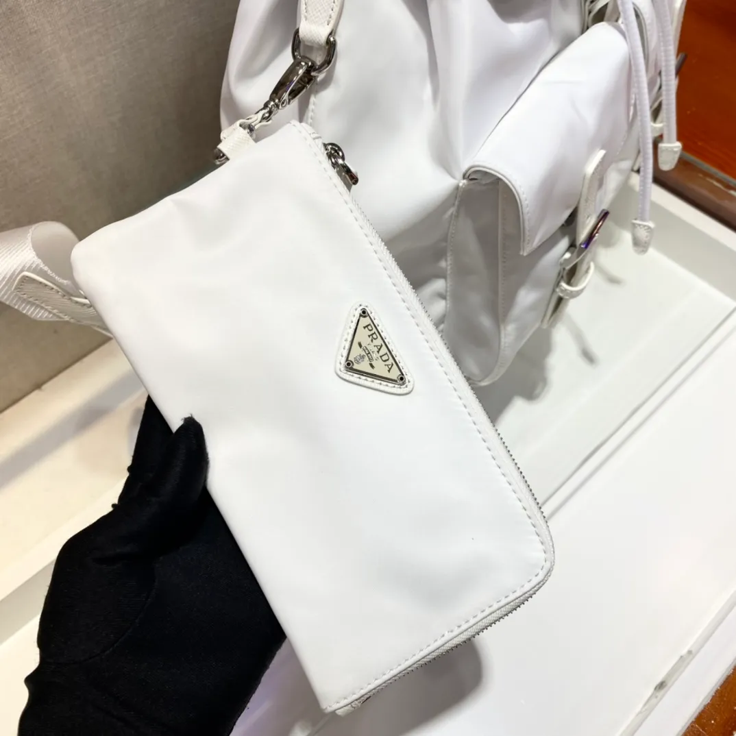 💰1120🎉New Backpack🎉1BZ811👍👍New Color🎉🎉This nylon backpack is trimmed with exquisite Saffiano leather, a blend of multiple materials, and decorated with a triangular logo, highlighting fashionable elegance. It also comes with a detachable small handbag😘😘Light and practical, the upper body effect is super stylish, and it can be matched at will😘😘Fully upgraded nylon fabric👍👍Length 30x Height 32x Bottom 15cm👏👏👏💰💰💰