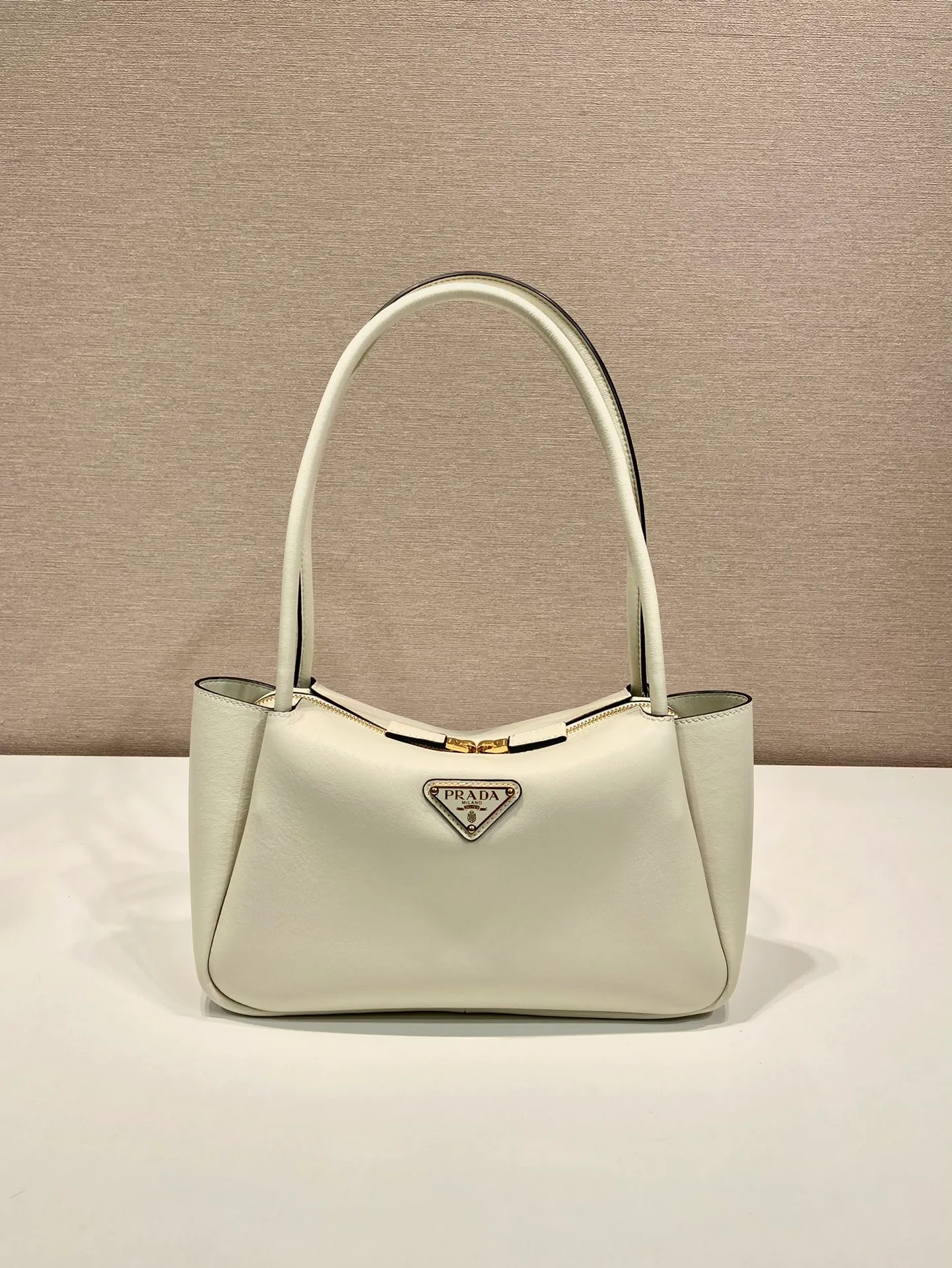 💰1640🎉New product🎉1BA444 shoulder style/new color🎉🎉 This shoulder style is made of oral calfskin, with imported lambskin interior and top-grade hardware. It can be carried by hand or carried on the shoulder. It is equipped with 2 compartments. It has a large capacity, is simple and practical, and has a beautiful upper body effect. Babies. Get it now🎉🎉 Length 28x Height 18x ​​Bottom 11cm🎉🎉🎉👏👏👏