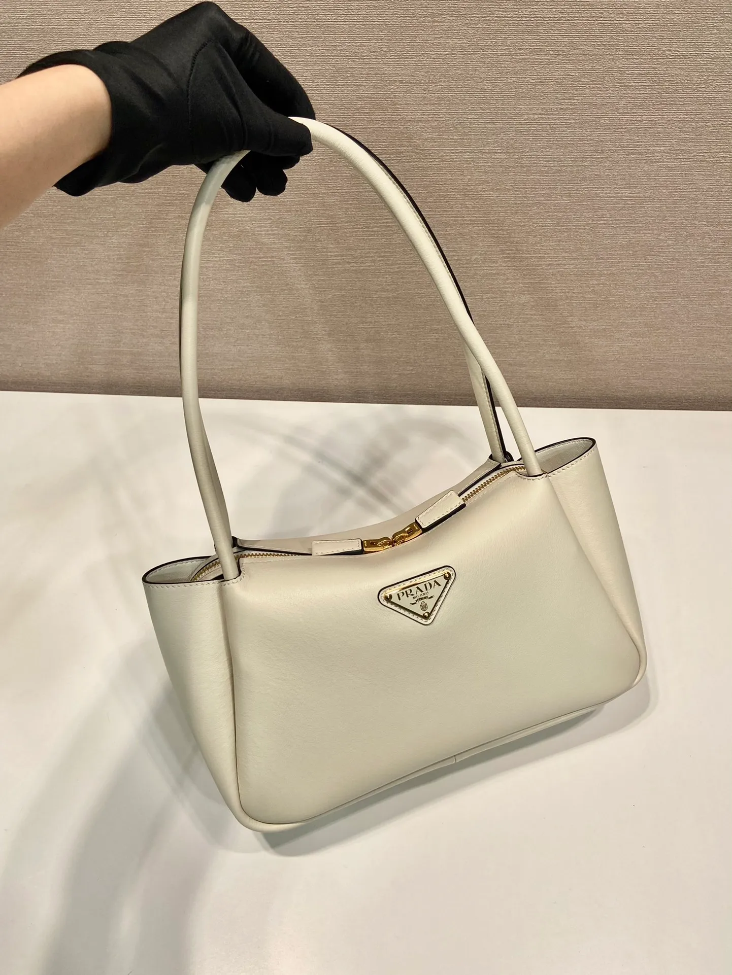 💰1640🎉New product🎉1BA444 shoulder style/new color🎉🎉 This shoulder style is made of oral calfskin, with imported lambskin interior and top-grade hardware. It can be carried by hand or carried on the shoulder. It is equipped with 2 compartments. It has a large capacity, is simple and practical, and has a beautiful upper body effect. Babies. Get it now🎉🎉 Length 28x Height 18x ​​Bottom 11cm🎉🎉🎉👏👏👏