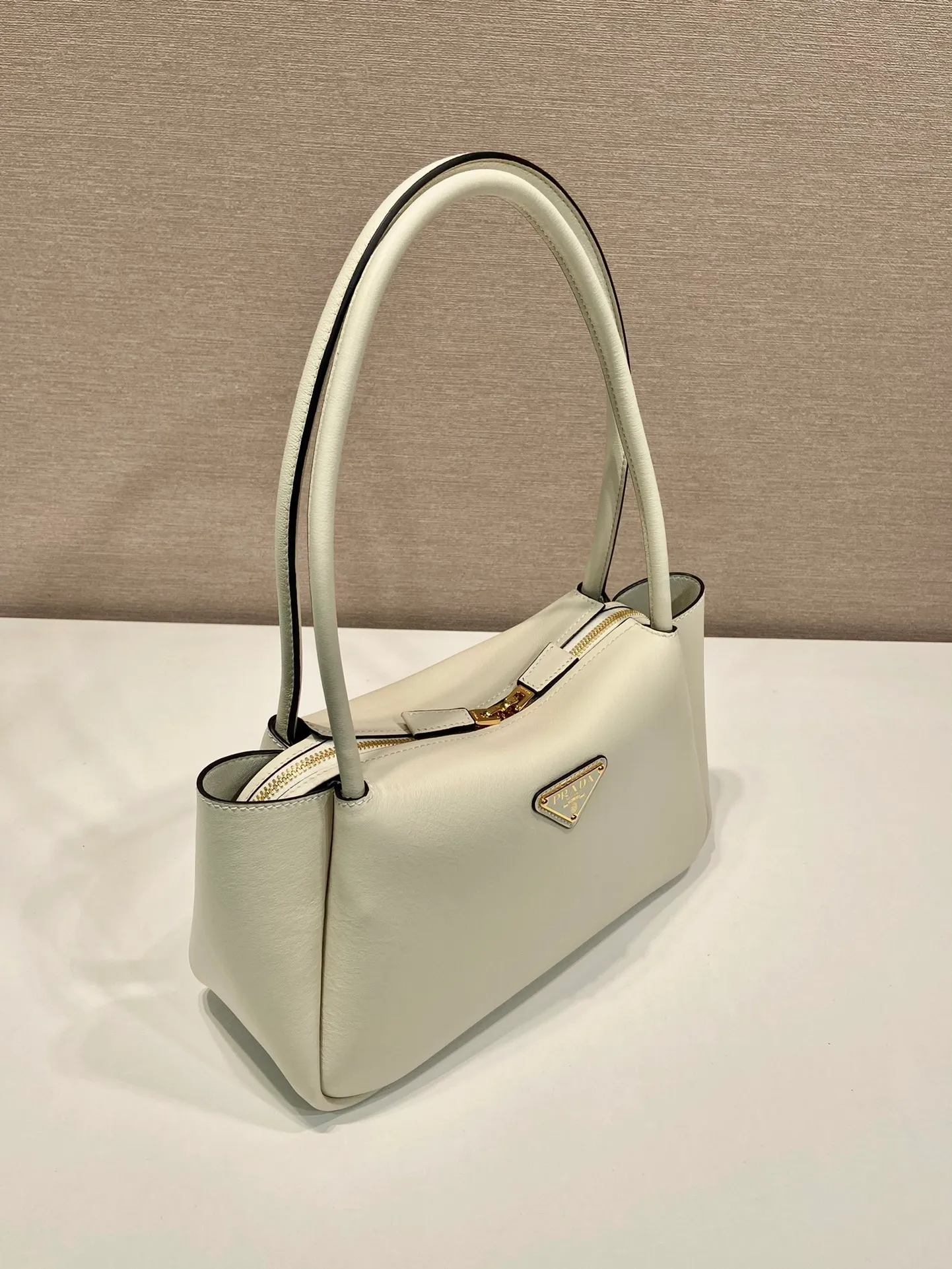 💰1640🎉New product🎉1BA444 shoulder style/new color🎉🎉 This shoulder style is made of oral calfskin, with imported lambskin interior and top-grade hardware. It can be carried by hand or carried on the shoulder. It is equipped with 2 compartments. It has a large capacity, is simple and practical, and has a beautiful upper body effect. Babies. Get it now🎉🎉 Length 28x Height 18x ​​Bottom 11cm🎉🎉🎉👏👏👏
