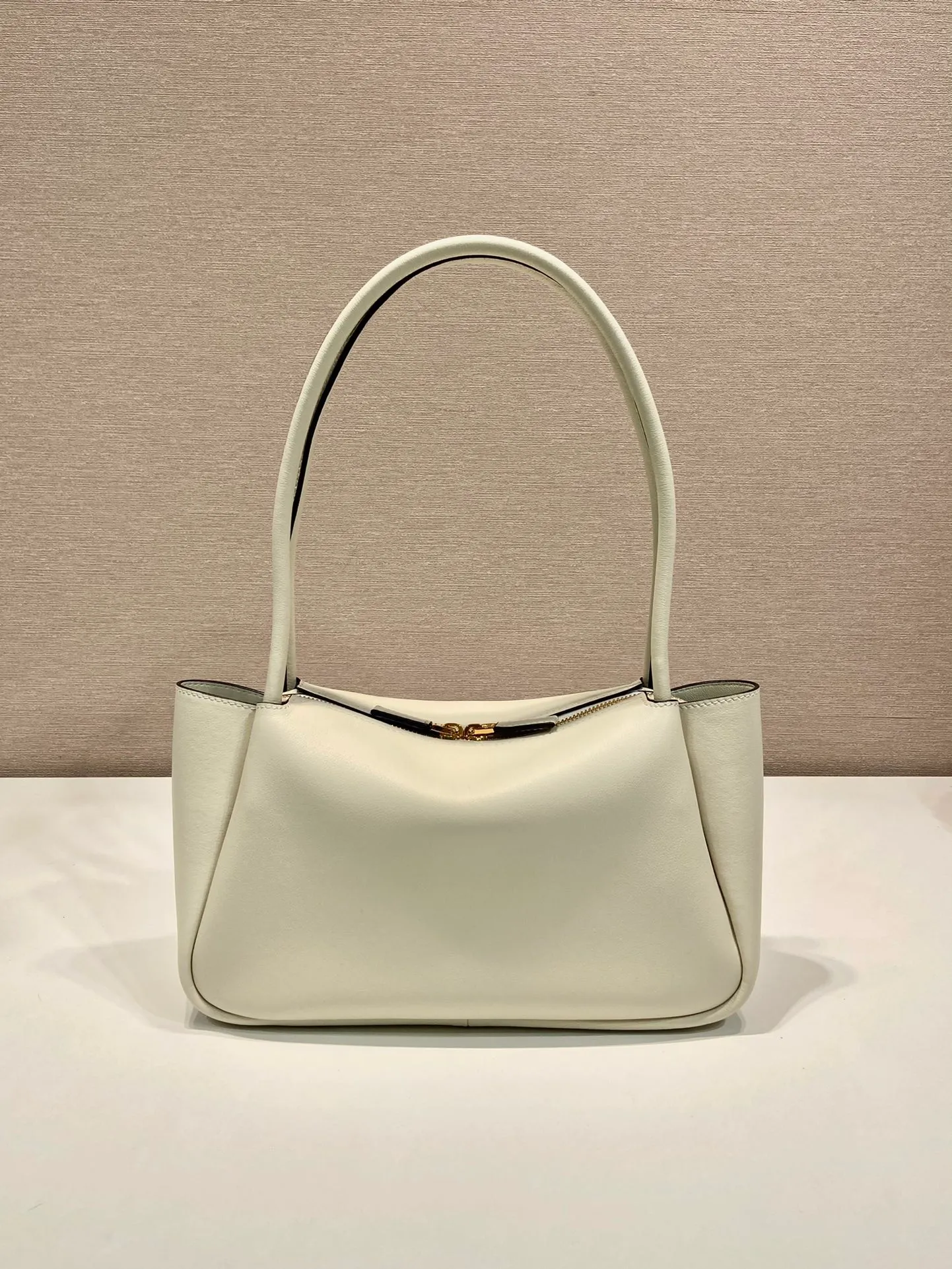 💰1640🎉New product🎉1BA444 shoulder style/new color🎉🎉 This shoulder style is made of oral calfskin, with imported lambskin interior and top-grade hardware. It can be carried by hand or carried on the shoulder. It is equipped with 2 compartments. It has a large capacity, is simple and practical, and has a beautiful upper body effect. Babies. Get it now🎉🎉 Length 28x Height 18x ​​Bottom 11cm🎉🎉🎉👏👏👏