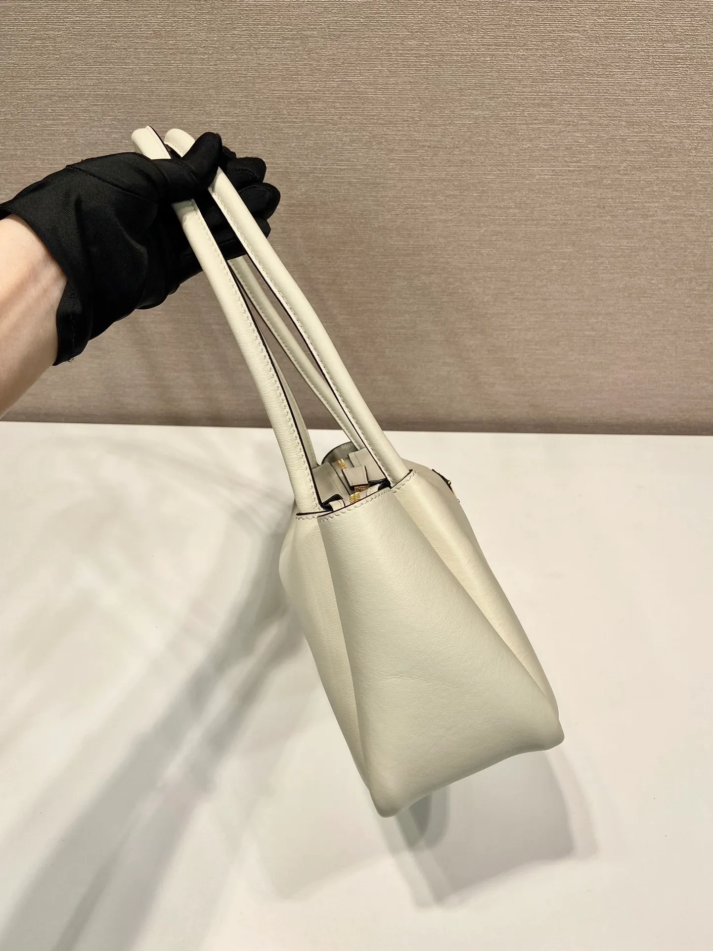 💰1640🎉New product🎉1BA444 shoulder style/new color🎉🎉 This shoulder style is made of oral calfskin, with imported lambskin interior and top-grade hardware. It can be carried by hand or carried on the shoulder. It is equipped with 2 compartments. It has a large capacity, is simple and practical, and has a beautiful upper body effect. Babies. Get it now🎉🎉 Length 28x Height 18x ​​Bottom 11cm🎉🎉🎉👏👏👏