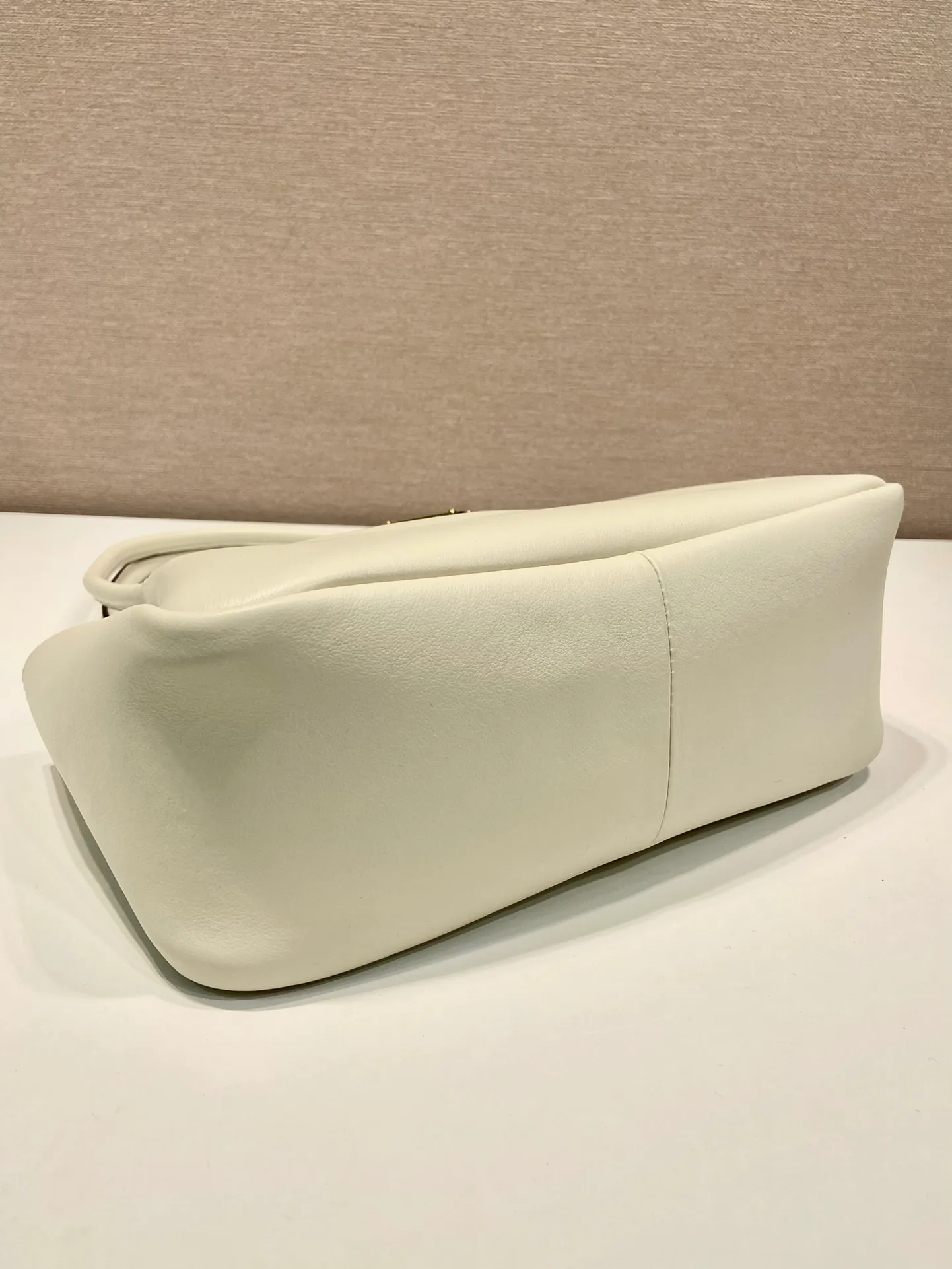 💰1640🎉New product🎉1BA444 shoulder style/new color🎉🎉 This shoulder style is made of oral calfskin, with imported lambskin interior and top-grade hardware. It can be carried by hand or carried on the shoulder. It is equipped with 2 compartments. It has a large capacity, is simple and practical, and has a beautiful upper body effect. Babies. Get it now🎉🎉 Length 28x Height 18x ​​Bottom 11cm🎉🎉🎉👏👏👏