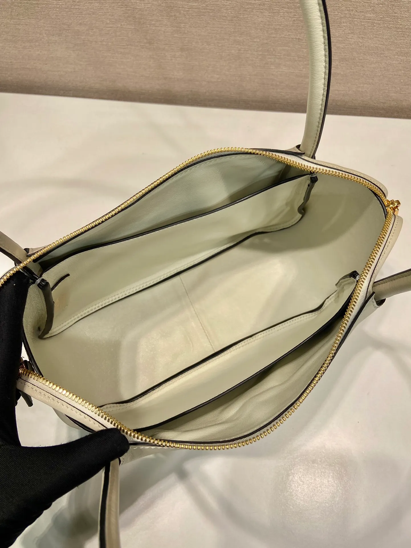 💰1640🎉New product🎉1BA444 shoulder style/new color🎉🎉 This shoulder style is made of oral calfskin, with imported lambskin interior and top-grade hardware. It can be carried by hand or carried on the shoulder. It is equipped with 2 compartments. It has a large capacity, is simple and practical, and has a beautiful upper body effect. Babies. Get it now🎉🎉 Length 28x Height 18x ​​Bottom 11cm🎉🎉🎉👏👏👏