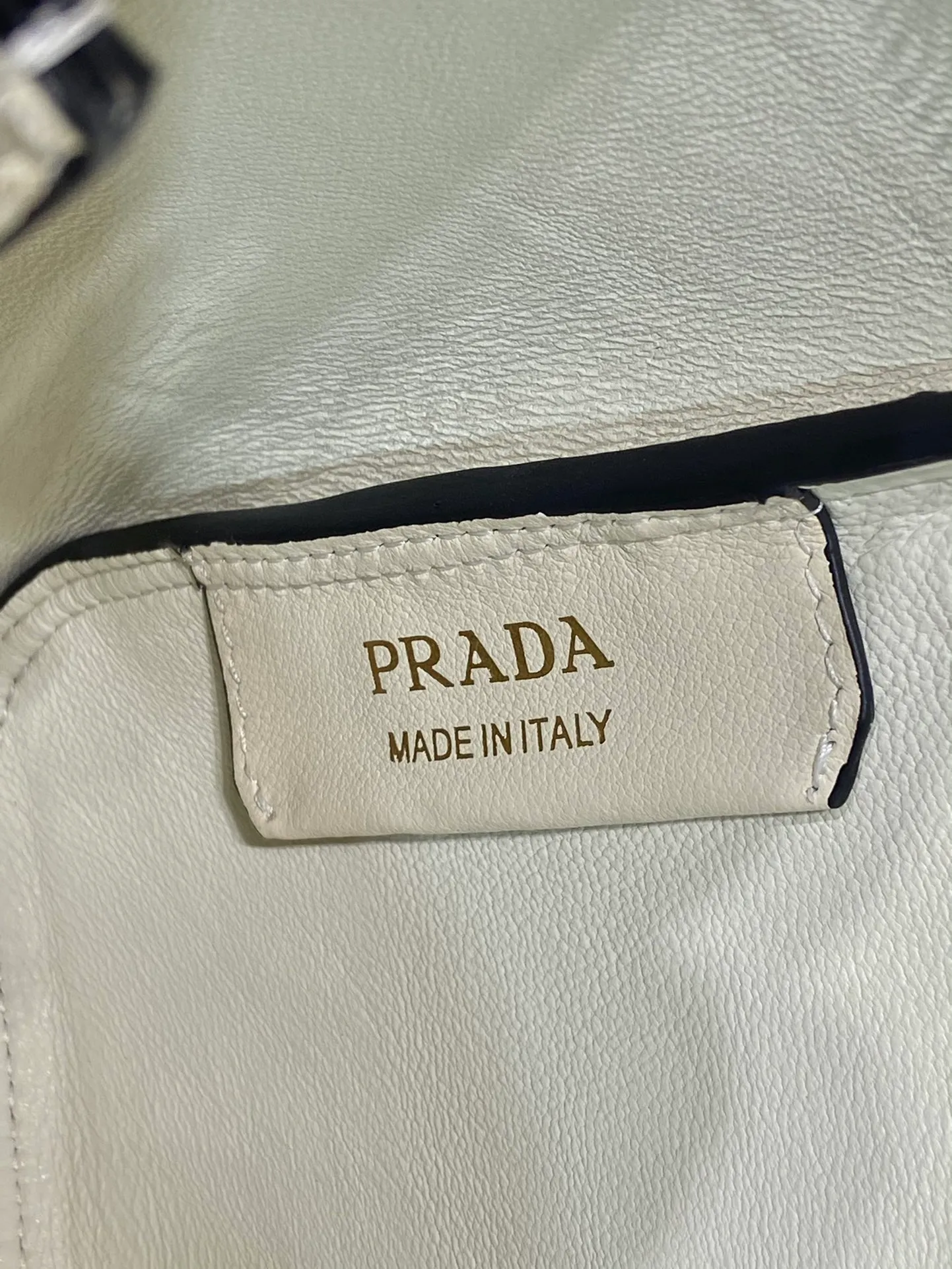💰1640🎉New product🎉1BA444 shoulder style/new color🎉🎉 This shoulder style is made of oral calfskin, with imported lambskin interior and top-grade hardware. It can be carried by hand or carried on the shoulder. It is equipped with 2 compartments. It has a large capacity, is simple and practical, and has a beautiful upper body effect. Babies. Get it now🎉🎉 Length 28x Height 18x ​​Bottom 11cm🎉🎉🎉👏👏👏