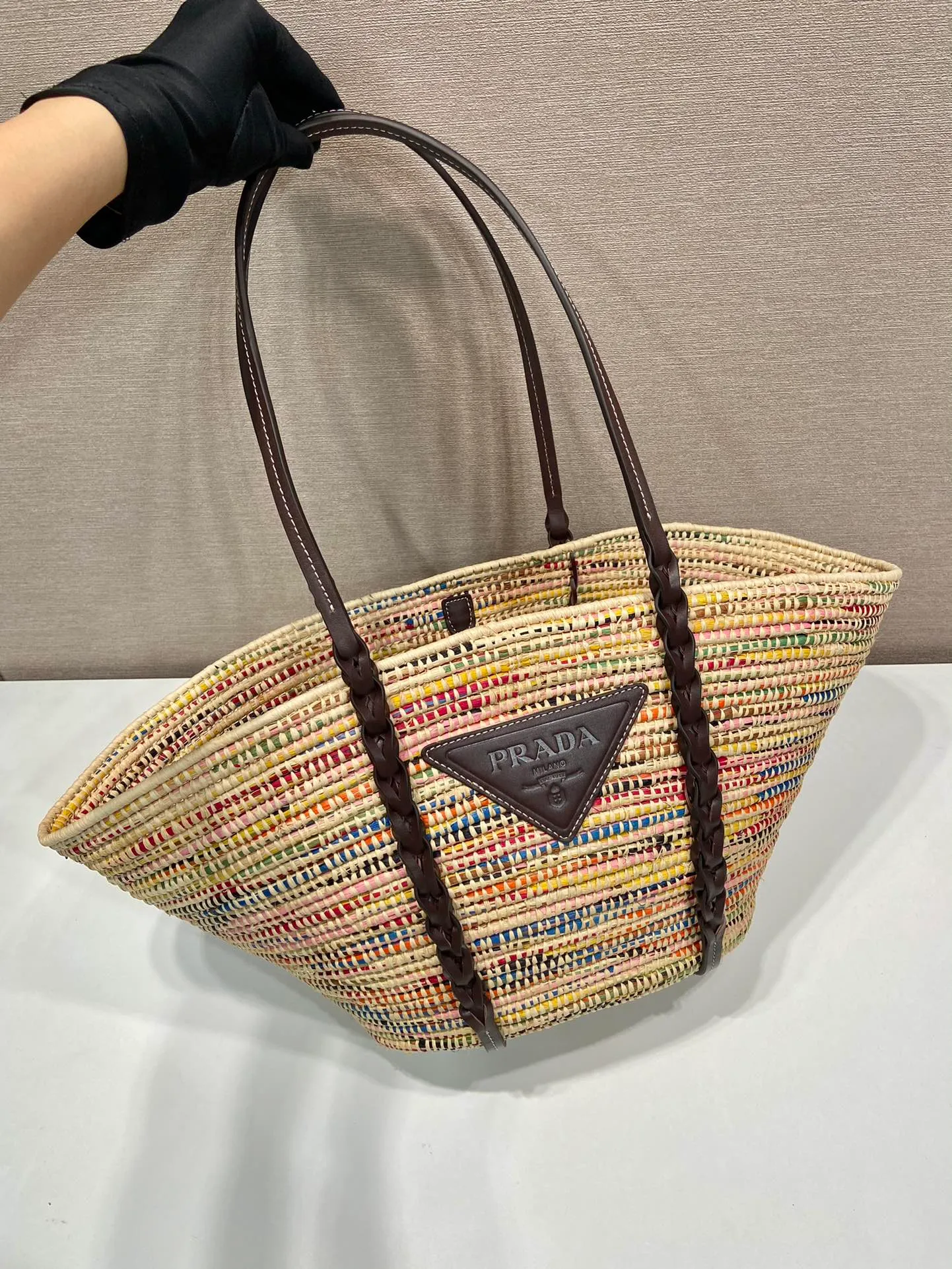 💰1860🎉Hot-selling vegetable basket🎉1BG312 has arrived🎉🎉 This vegetable basket is made of complex hand-woven and cowhide weaving. It can be carried on the shoulder and carried by hand. It has a large capacity and is a must-have in summer. The upper body effect is very nice👍👍Hurry up and get it🎉🎉 Bottom length 24 (bag opening 55) x height 24 x bottom 17cm🎉🎉🎉👏👏👏