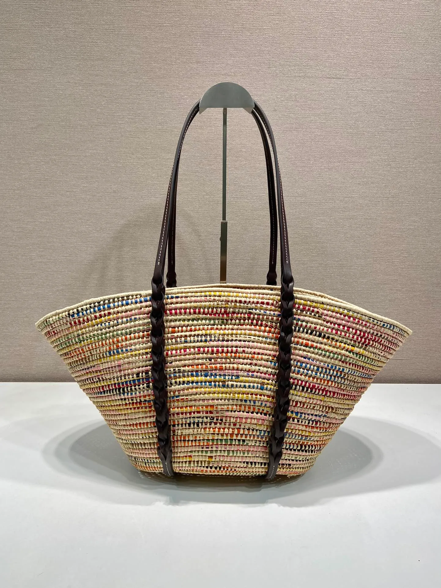 💰1860🎉Hot-selling vegetable basket🎉1BG312 has arrived🎉🎉 This vegetable basket is made of complex hand-woven and cowhide weaving. It can be carried on the shoulder and carried by hand. It has a large capacity and is a must-have in summer. The upper body effect is very nice👍👍Hurry up and get it🎉🎉 Bottom length 24 (bag opening 55) x height 24 x bottom 17cm🎉🎉🎉👏👏👏