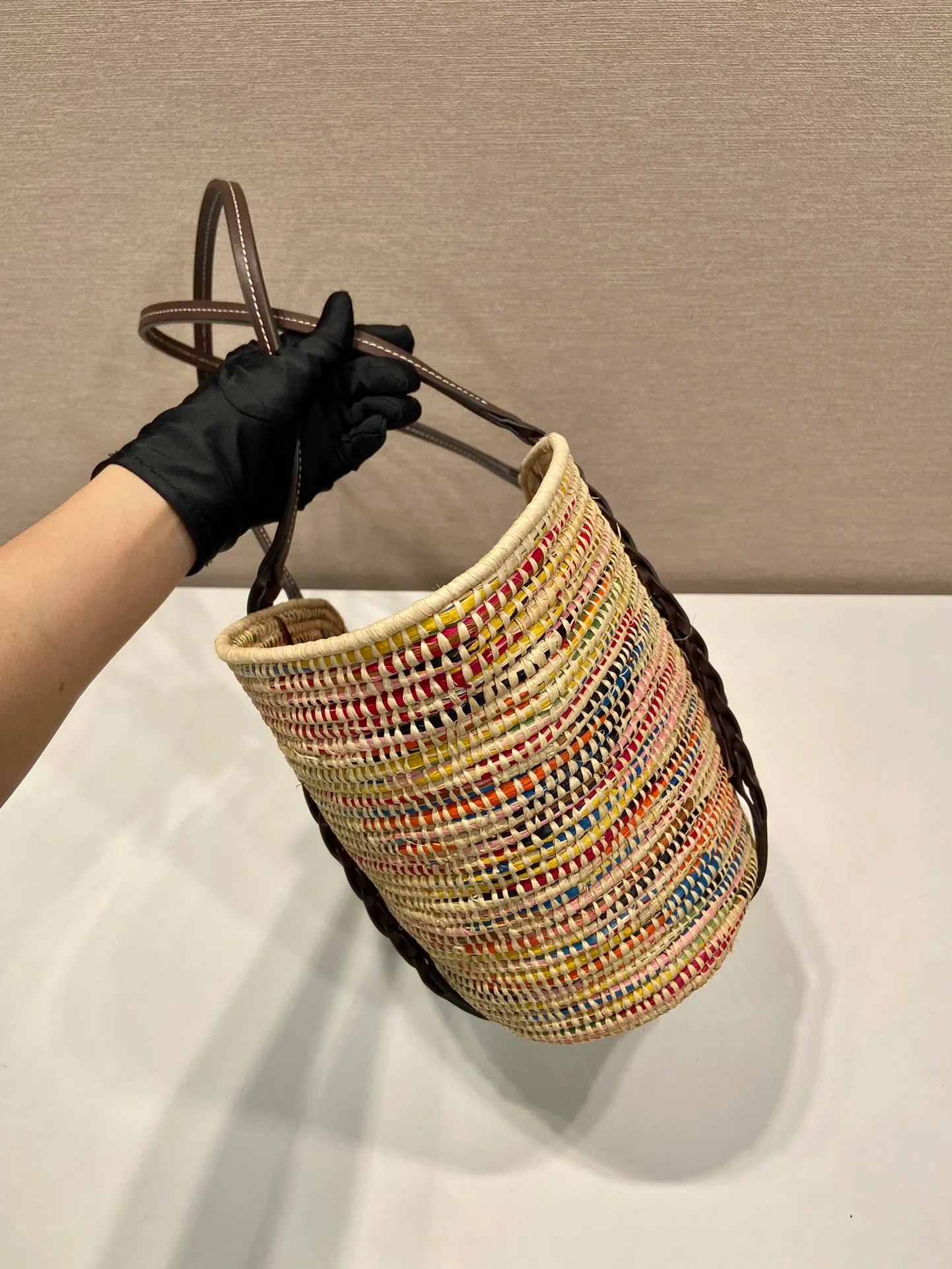 💰1860🎉Hot-selling vegetable basket🎉1BG312 has arrived🎉🎉 This vegetable basket is made of complex hand-woven and cowhide weaving. It can be carried on the shoulder and carried by hand. It has a large capacity and is a must-have in summer. The upper body effect is very nice👍👍Hurry up and get it🎉🎉 Bottom length 24 (bag opening 55) x height 24 x bottom 17cm🎉🎉🎉👏👏👏