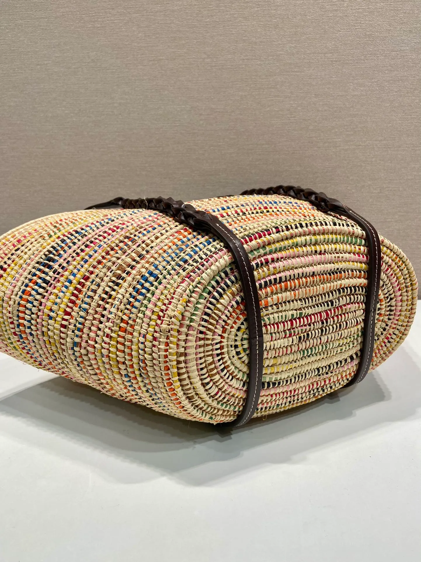 💰1860🎉Hot-selling vegetable basket🎉1BG312 has arrived🎉🎉 This vegetable basket is made of complex hand-woven and cowhide weaving. It can be carried on the shoulder and carried by hand. It has a large capacity and is a must-have in summer. The upper body effect is very nice👍👍Hurry up and get it🎉🎉 Bottom length 24 (bag opening 55) x height 24 x bottom 17cm🎉🎉🎉👏👏👏