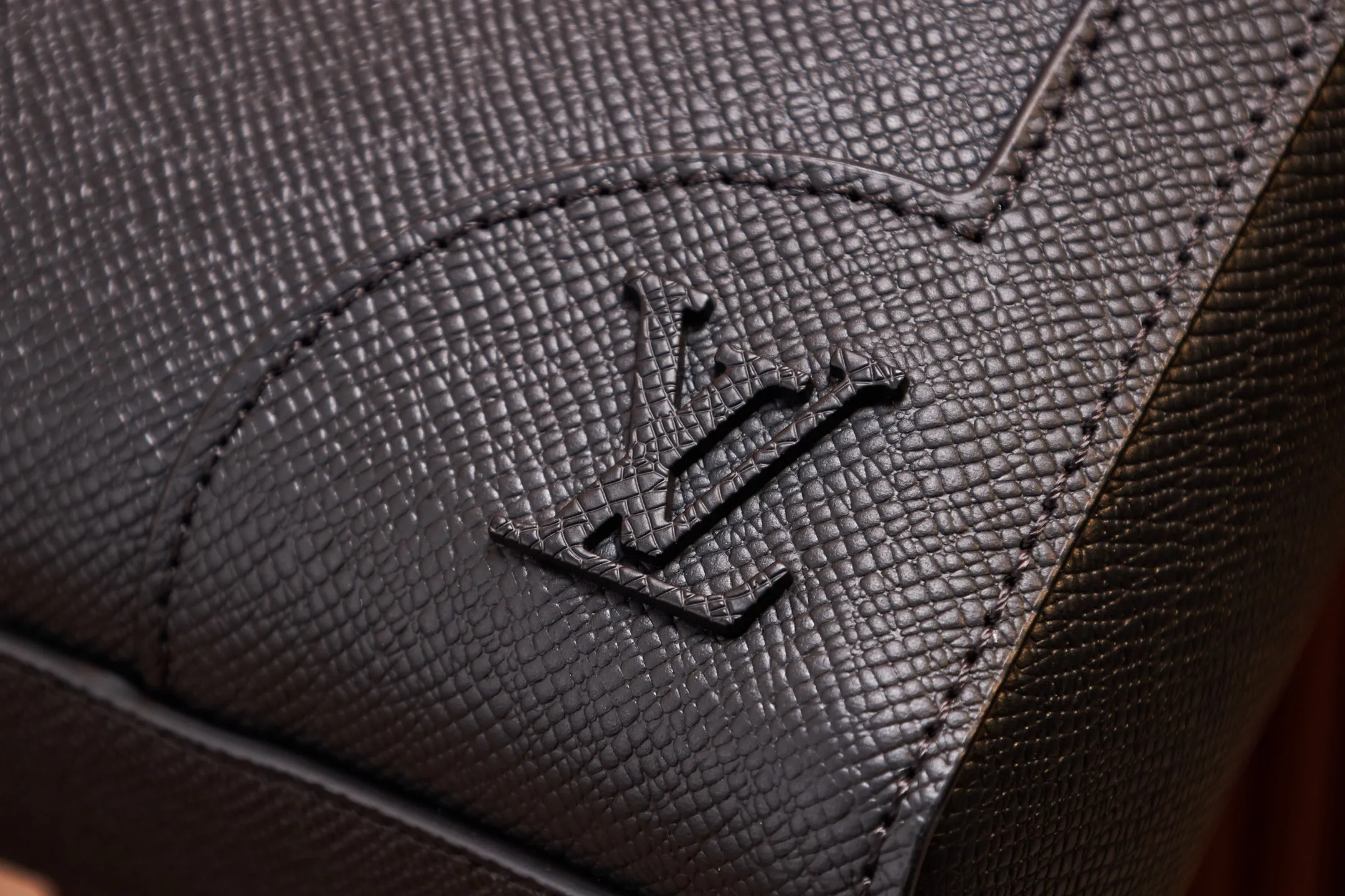 P¥1040, 👉nfc dynamic chip version👈【Top inspection-free all-steel hardware】👏👏The new Slim briefcase is made of Taïga cowhide with fine texture, injecting a trendy style into the classic design. Reinforced corners are in keeping with traditional hard cases, a metallic LV logo accents the details, and it has adjustable shoulder straps and a dedicated laptop compartment. Taïga Cow Leather - Cowhide Trim - Fabric Lining - Metal Hardware - LV Logo Reinforced Corners - Zip Closure - Large Main Compartment - Padded Laptop Compartment - Removable, Adjustable Shoulder Strap! ! Model: M30810; Size: 40x29x4CM
