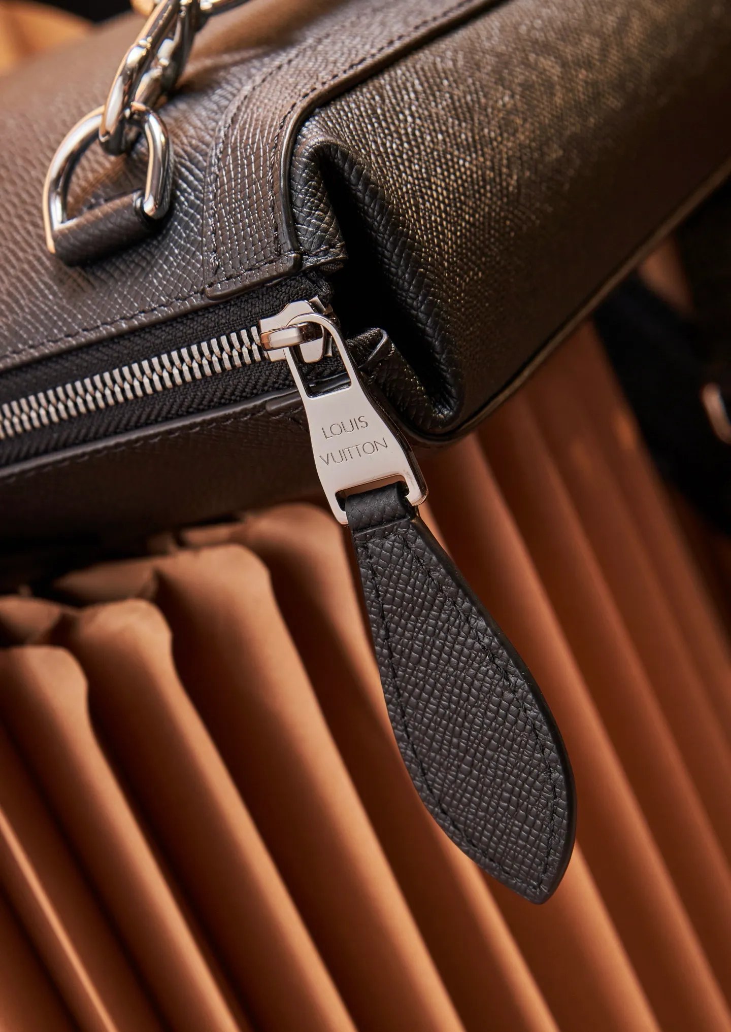 P¥1040, 👉nfc dynamic chip version👈【Top inspection-free all-steel hardware】👏👏The new Slim briefcase is made of Taïga cowhide with fine texture, injecting a trendy style into the classic design. Reinforced corners are in keeping with traditional hard cases, a metallic LV logo accents the details, and it has adjustable shoulder straps and a dedicated laptop compartment. Taïga Cow Leather - Cowhide Trim - Fabric Lining - Metal Hardware - LV Logo Reinforced Corners - Zip Closure - Large Main Compartment - Padded Laptop Compartment - Removable, Adjustable Shoulder Strap! ! Model: M30810; Size: 40x29x4CM