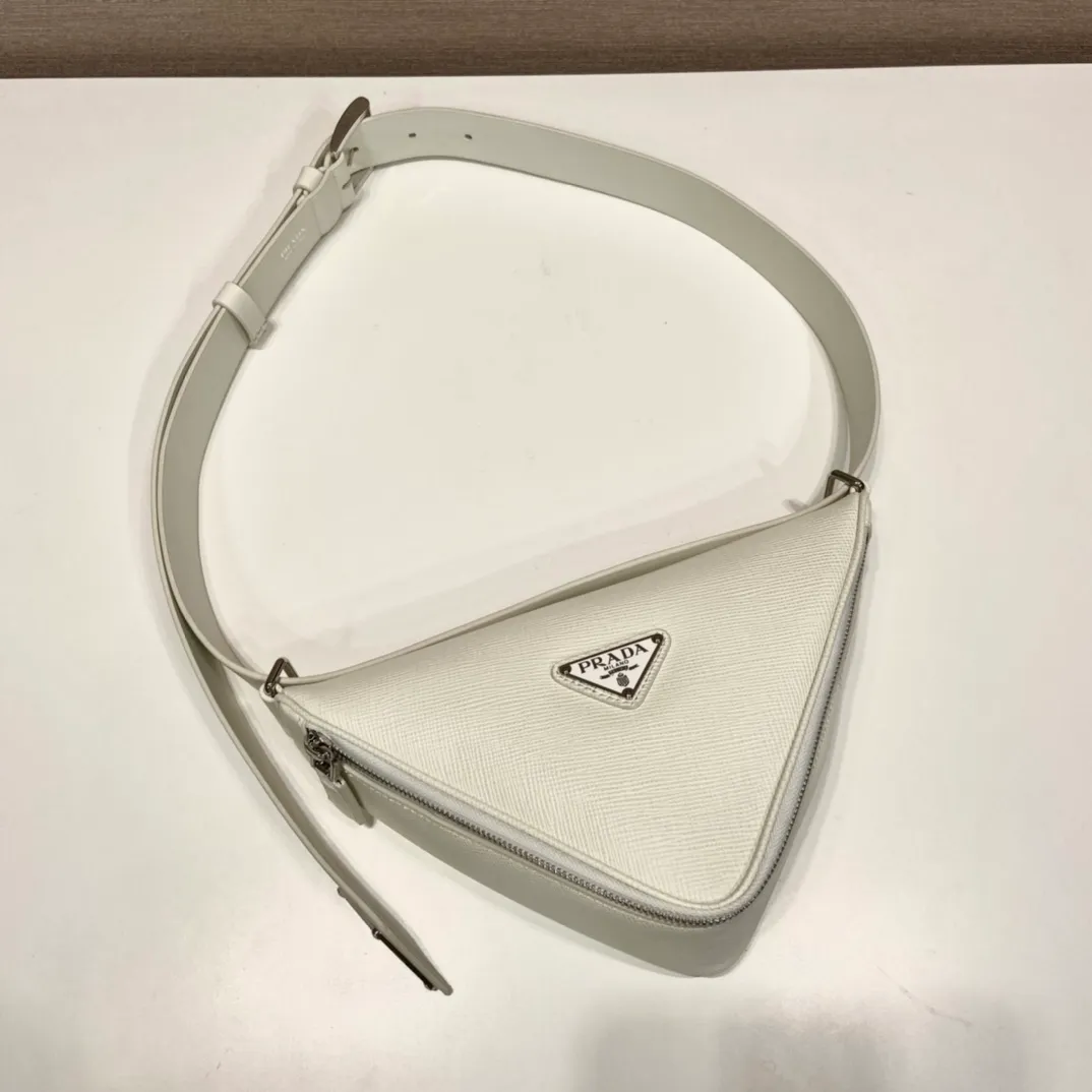 💰1520🎉Belt triangle bag🎉2VL039🎉🎉 This triangle bag is composed of a leather belt, using imported cross-grain cowhide and imported calfskin, showing a distinctive style. What I love most is that after the leather belt is detached, it can be matched with a variety of different clothes. The waist bag can be used as a clutch. Waist bag/crossbody/clutch/shoulder bag. It’s so perfect, hurry up and get it, babies 🎉🎉👏👏 Triangular bag size: length 25x height 14x bottom 9cm Belt size: total length 138cm
