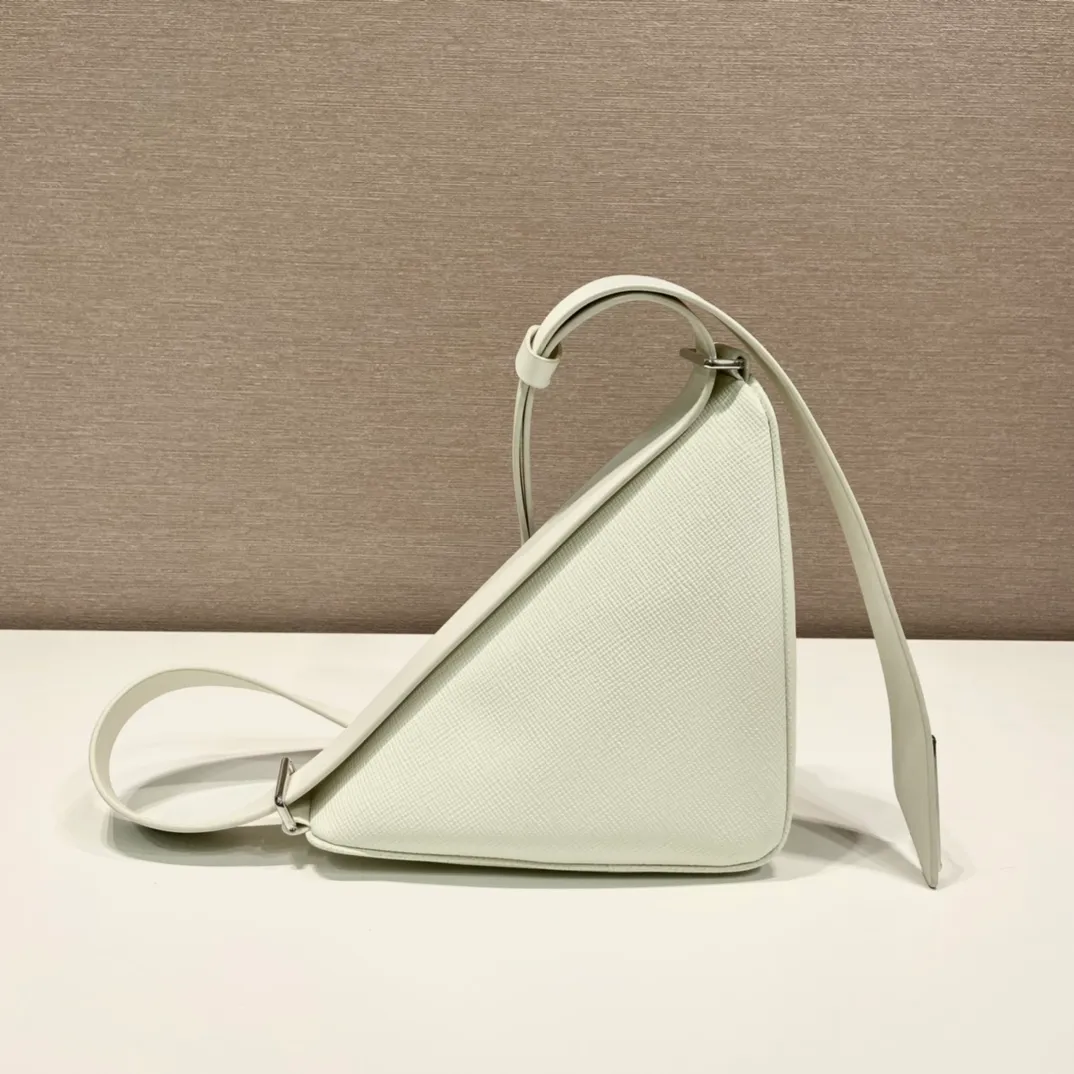 💰1520🎉Belt triangle bag🎉2VL039🎉🎉 This triangle bag is composed of a leather belt, using imported cross-grain cowhide and imported calfskin, showing a distinctive style. What I love most is that after the leather belt is detached, it can be matched with a variety of different clothes. The waist bag can be used as a clutch. Waist bag/crossbody/clutch/shoulder bag. It’s so perfect, hurry up and get it, babies 🎉🎉👏👏 Triangular bag size: length 25x height 14x bottom 9cm Belt size: total length 138cm