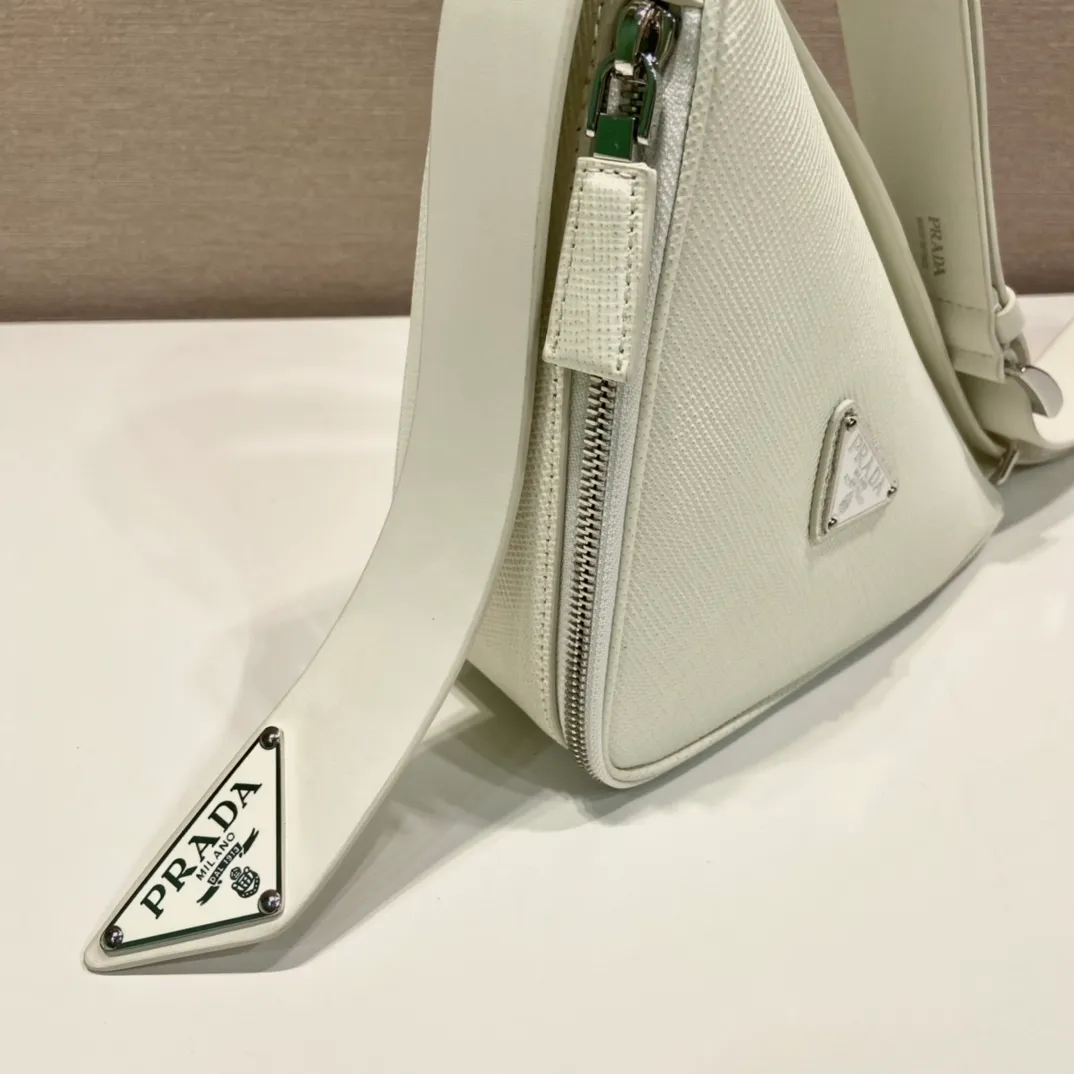 💰1520🎉Belt triangle bag🎉2VL039🎉🎉 This triangle bag is composed of a leather belt, using imported cross-grain cowhide and imported calfskin, showing a distinctive style. What I love most is that after the leather belt is detached, it can be matched with a variety of different clothes. The waist bag can be used as a clutch. Waist bag/crossbody/clutch/shoulder bag. It’s so perfect, hurry up and get it, babies 🎉🎉👏👏 Triangular bag size: length 25x height 14x bottom 9cm Belt size: total length 138cm