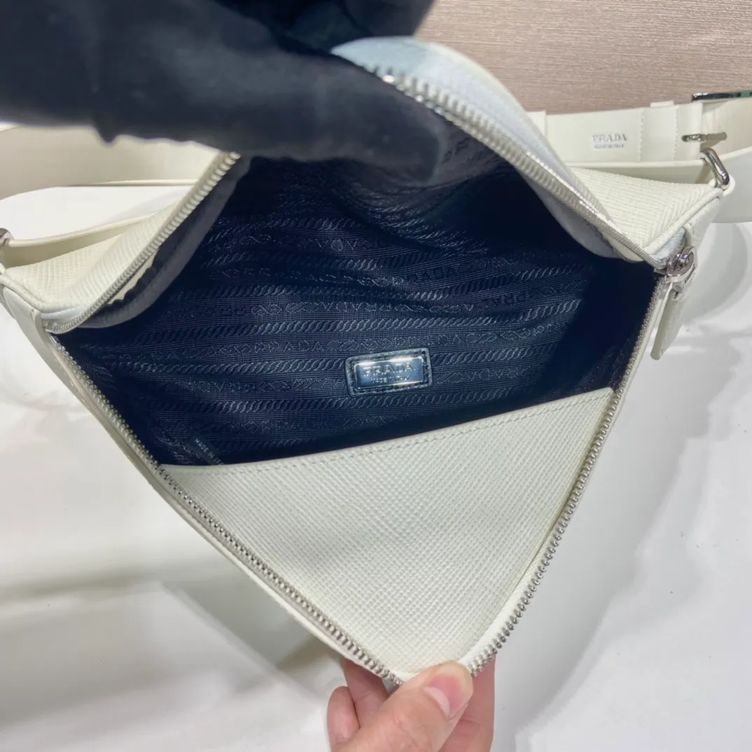 💰1520🎉Belt triangle bag🎉2VL039🎉🎉 This triangle bag is composed of a leather belt, using imported cross-grain cowhide and imported calfskin, showing a distinctive style. What I love most is that after the leather belt is detached, it can be matched with a variety of different clothes. The waist bag can be used as a clutch. Waist bag/crossbody/clutch/shoulder bag. It’s so perfect, hurry up and get it, babies 🎉🎉👏👏 Triangular bag size: length 25x height 14x bottom 9cm Belt size: total length 138cm