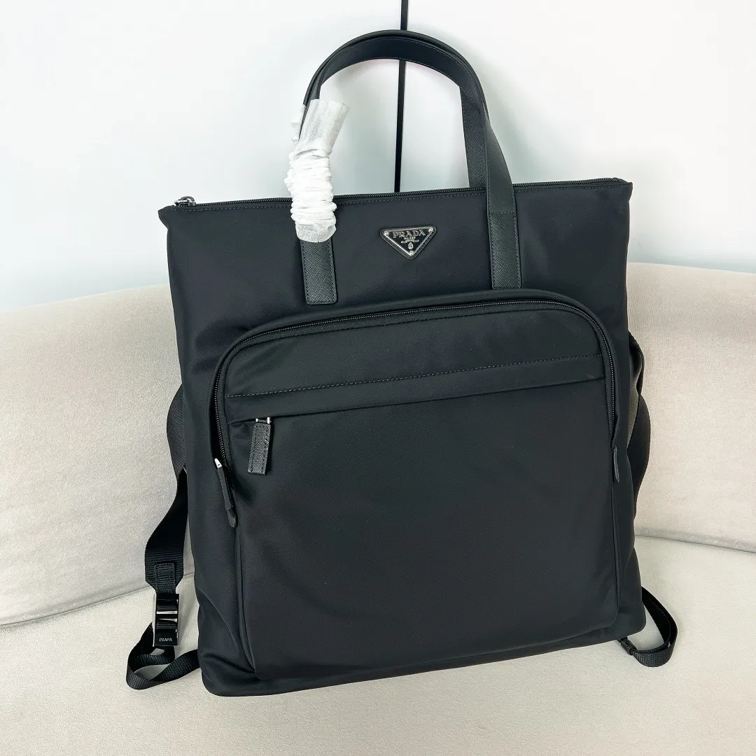 💰1320✨New first release✨ New men's nylon tote bag for autumn and winter 2VG098 Advanced design can be carried by hand or carried on both shoulders Imported parachute fabric + Saffiano cross-grain cowhide Triangular enamel logo on the front Full of fashion Very large capacity There is a separate compartment for notebooks Casual style is more suitable