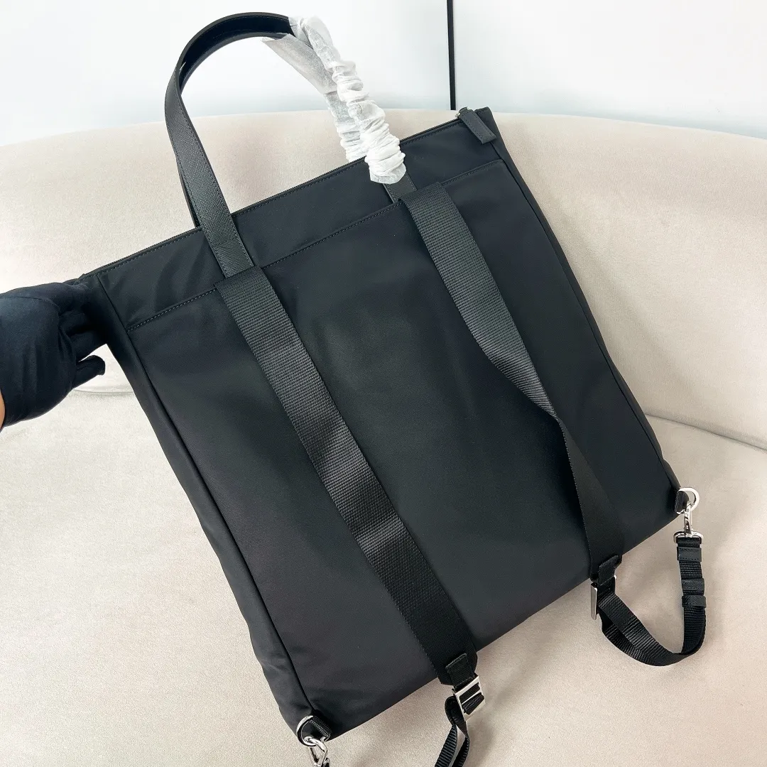 💰1320✨New first release✨ New men's nylon tote bag for autumn and winter 2VG098 Advanced design can be carried by hand or carried on both shoulders Imported parachute fabric + Saffiano cross-grain cowhide Triangular enamel logo on the front Full of fashion Very large capacity There is a separate compartment for notebooks Casual style is more suitable