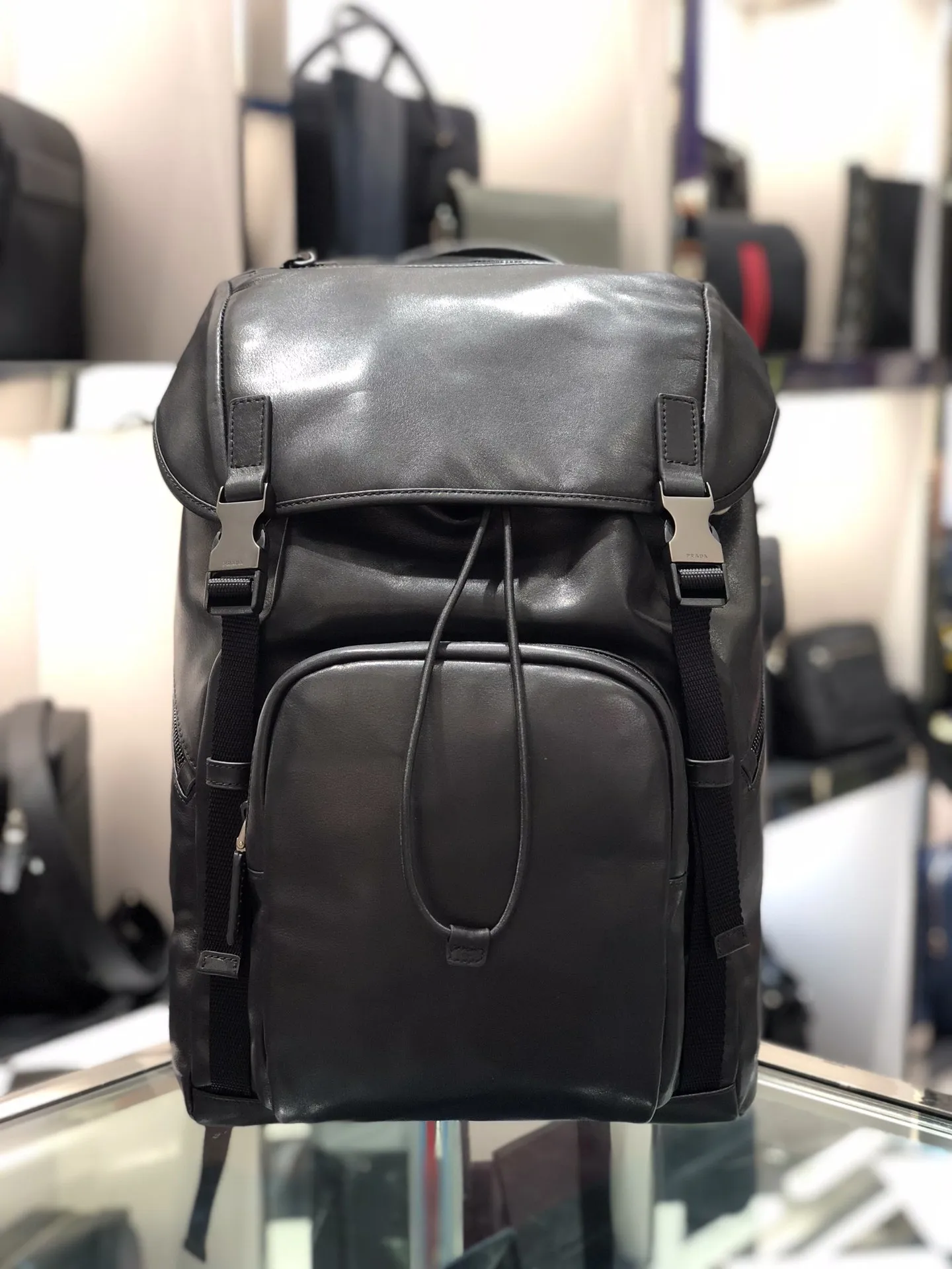 💰2300, the latest backpack 2VZ135.🤙🤙Original item🤙🤙Made of imported calfskin material Internal logo plate and external logo Gunmetal metal accessories Four external zipper pockets: including two front pockets and two side pockets Two inner pockets, including a zipper bag, practical and fashionable, favorite among men😘, 165 OEM code, length 27x height 45x bottom 17cm.🤙🤙🤙💰💰💰
