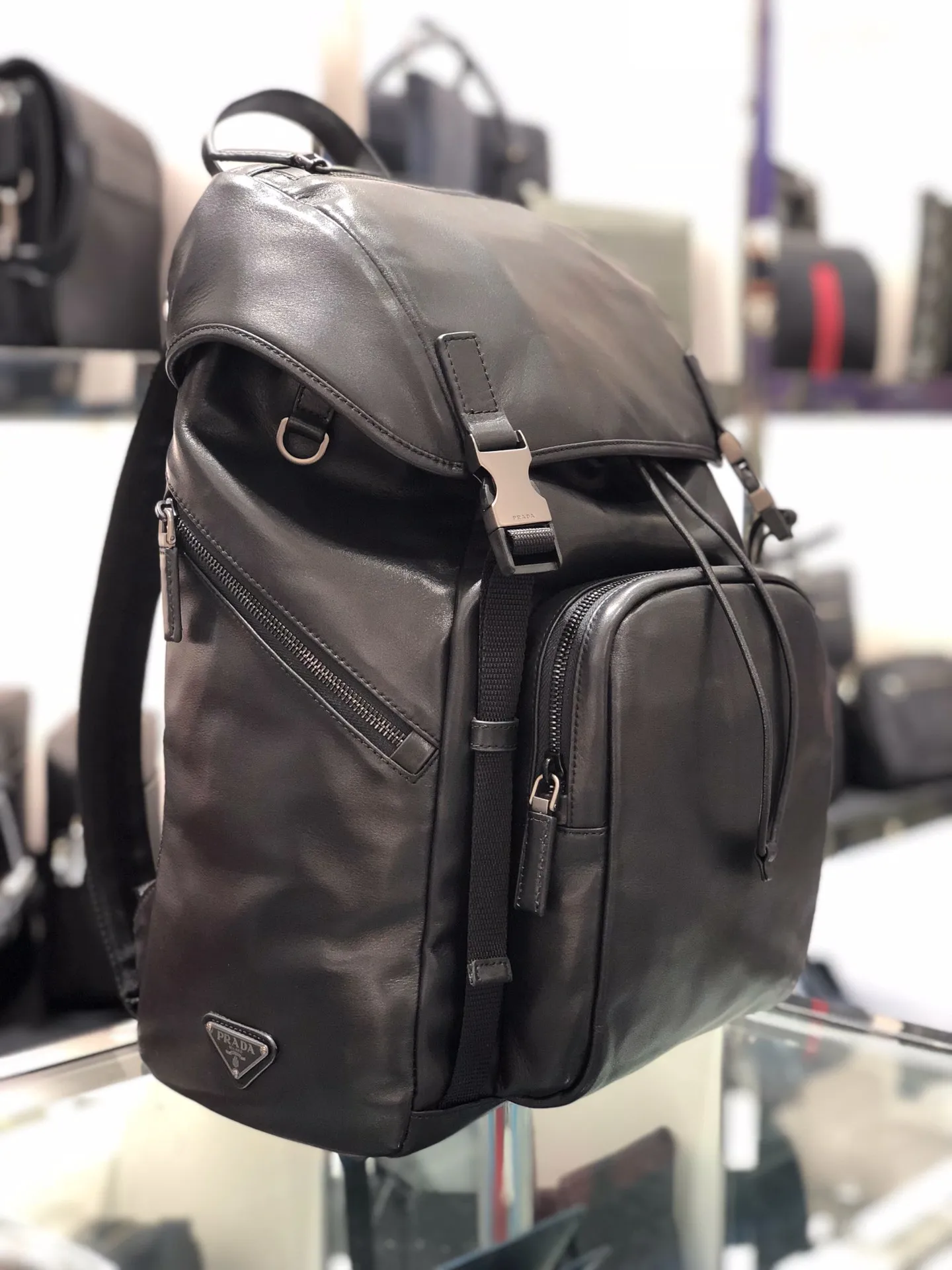 💰2300, the latest backpack 2VZ135.🤙🤙Original item🤙🤙Made of imported calfskin material Internal logo plate and external logo Gunmetal metal accessories Four external zipper pockets: including two front pockets and two side pockets Two inner pockets, including a zipper bag, practical and fashionable, favorite among men😘, 165 OEM code, length 27x height 45x bottom 17cm.🤙🤙🤙💰💰💰