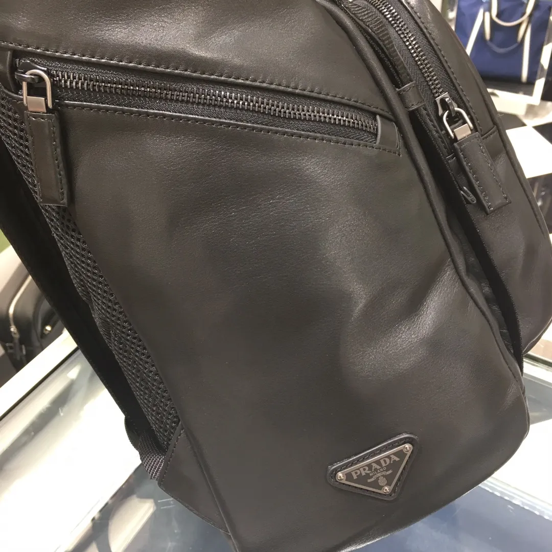 💰2300, the latest backpack 2VZ135.🤙🤙Original item🤙🤙Made of imported calfskin material Internal logo plate and external logo Gunmetal metal accessories Four external zipper pockets: including two front pockets and two side pockets Two inner pockets, including a zipper bag, practical and fashionable, favorite among men😘, 165 OEM code, length 27x height 45x bottom 17cm.🤙🤙🤙💰💰💰
