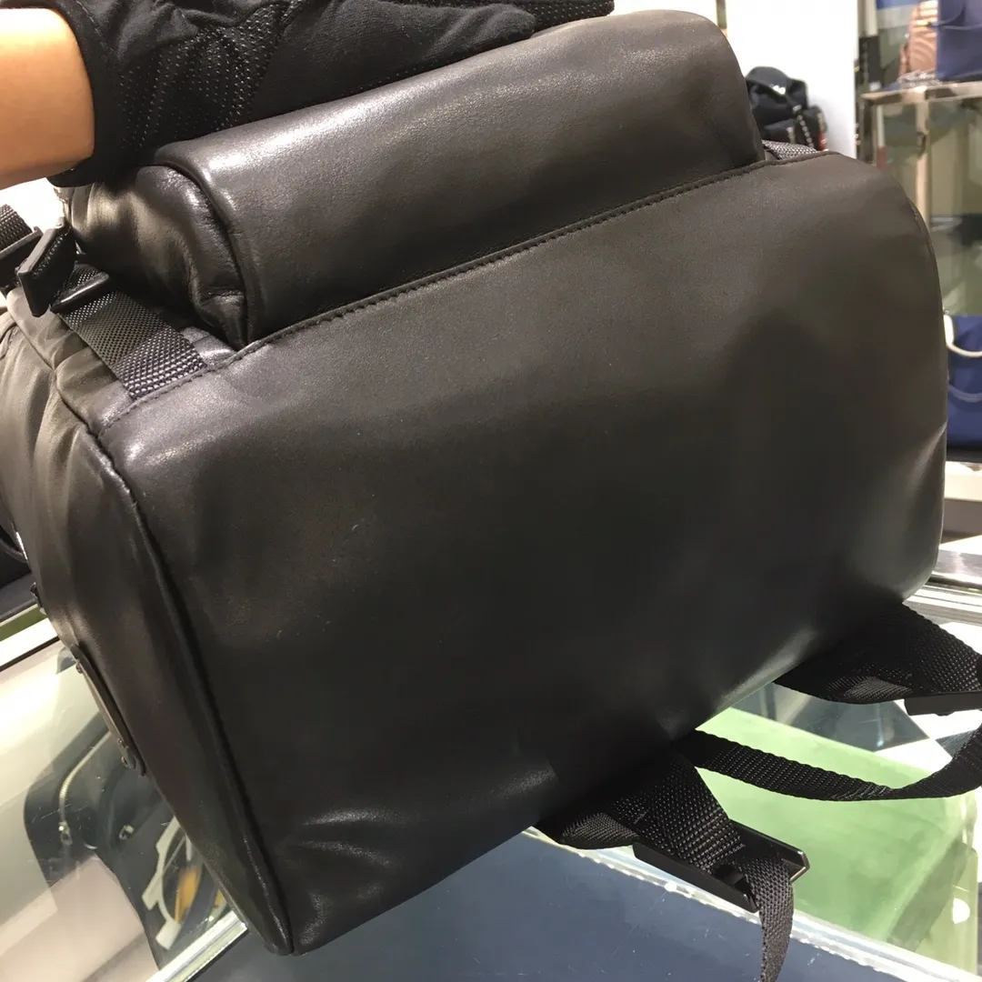 💰2300, the latest backpack 2VZ135.🤙🤙Original item🤙🤙Made of imported calfskin material Internal logo plate and external logo Gunmetal metal accessories Four external zipper pockets: including two front pockets and two side pockets Two inner pockets, including a zipper bag, practical and fashionable, favorite among men😘, 165 OEM code, length 27x height 45x bottom 17cm.🤙🤙🤙💰💰💰