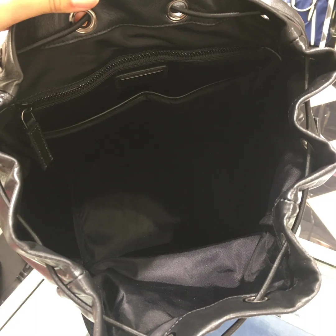 💰2300, the latest backpack 2VZ135.🤙🤙Original item🤙🤙Made of imported calfskin material Internal logo plate and external logo Gunmetal metal accessories Four external zipper pockets: including two front pockets and two side pockets Two inner pockets, including a zipper bag, practical and fashionable, favorite among men😘, 165 OEM code, length 27x height 45x bottom 17cm.🤙🤙🤙💰💰💰