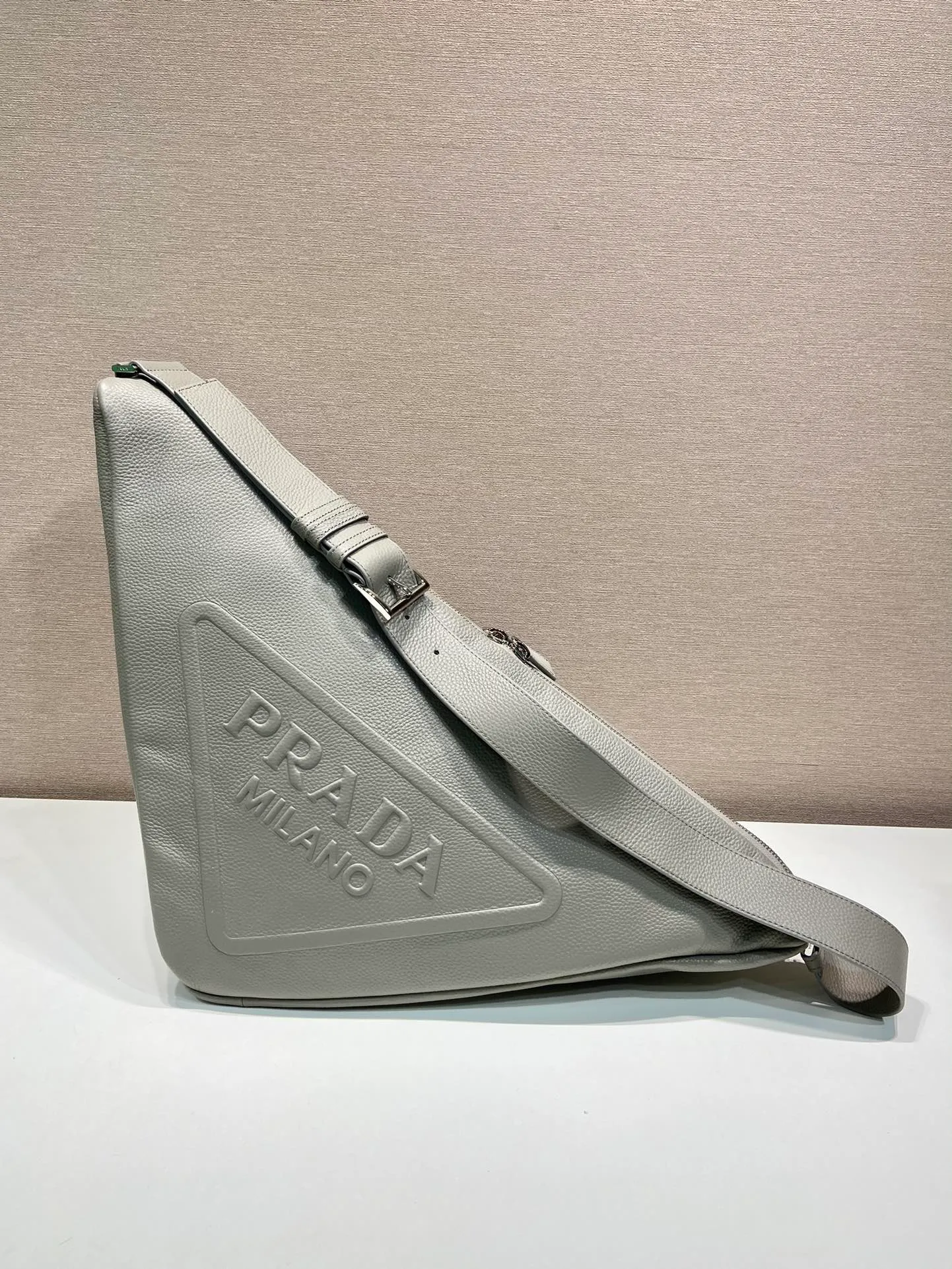 💰1860👏Full leather triangle bag👏2VY007👍👍 The triangle bag that is popular among internet celebrities is here😘. This multifunctional triangle leather crossbody bag is equipped with an adjustable shoulder strap, making it easy to carry it in different ways. The novel bag body design reinterprets the exquisite atmosphere of the same color. The large triangle design can be carried and carried, and it is full of combat power. It is really too towering. The casual style adds a great sense of youth! It’s perfect, very fashionable on the street👏👏 Bag opening length 60cm/bottom length 22.5x height 31x bottom width 28cm👏👏👏