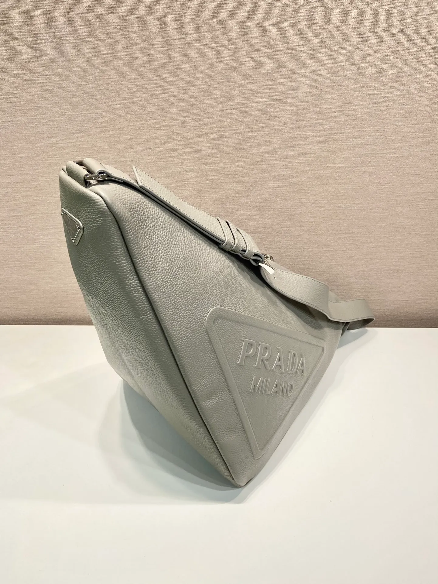 💰1860👏Full leather triangle bag👏2VY007👍👍 The triangle bag that is popular among internet celebrities is here😘. This multifunctional triangle leather crossbody bag is equipped with an adjustable shoulder strap, making it easy to carry it in different ways. The novel bag body design reinterprets the exquisite atmosphere of the same color. The large triangle design can be carried and carried, and it is full of combat power. It is really too towering. The casual style adds a great sense of youth! It’s perfect, very fashionable on the street👏👏 Bag opening length 60cm/bottom length 22.5x height 31x bottom width 28cm👏👏👏