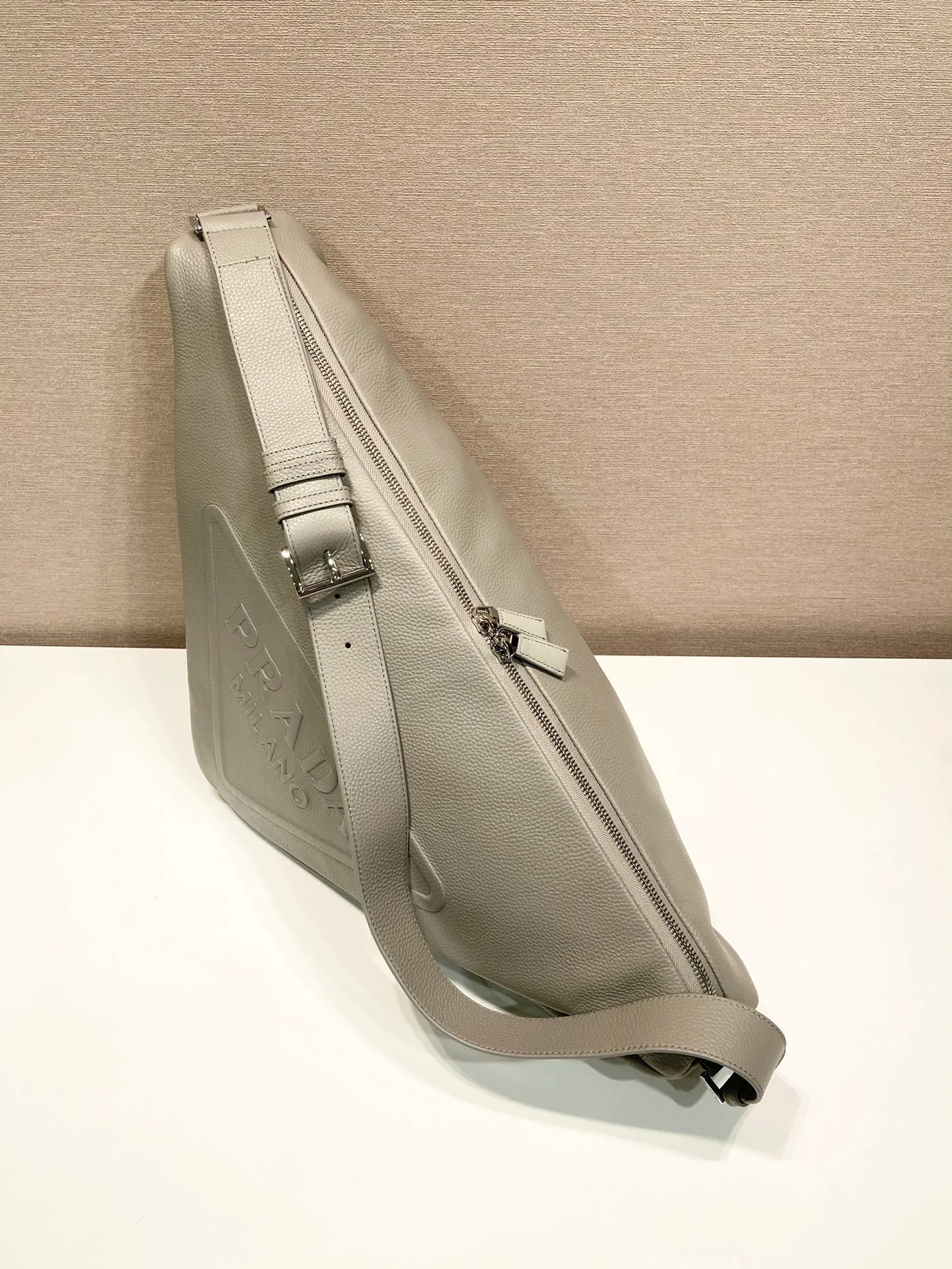 💰1860👏Full leather triangle bag👏2VY007👍👍 The triangle bag that is popular among internet celebrities is here😘. This multifunctional triangle leather crossbody bag is equipped with an adjustable shoulder strap, making it easy to carry it in different ways. The novel bag body design reinterprets the exquisite atmosphere of the same color. The large triangle design can be carried and carried, and it is full of combat power. It is really too towering. The casual style adds a great sense of youth! It’s perfect, very fashionable on the street👏👏 Bag opening length 60cm/bottom length 22.5x height 31x bottom width 28cm👏👏👏