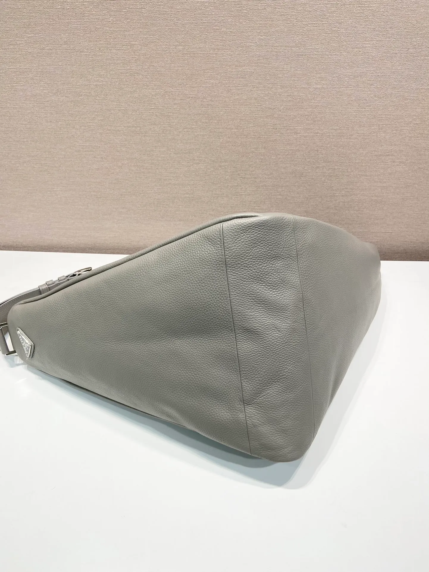 💰1860👏Full leather triangle bag👏2VY007👍👍 The triangle bag that is popular among internet celebrities is here😘. This multifunctional triangle leather crossbody bag is equipped with an adjustable shoulder strap, making it easy to carry it in different ways. The novel bag body design reinterprets the exquisite atmosphere of the same color. The large triangle design can be carried and carried, and it is full of combat power. It is really too towering. The casual style adds a great sense of youth! It’s perfect, very fashionable on the street👏👏 Bag opening length 60cm/bottom length 22.5x height 31x bottom width 28cm👏👏👏