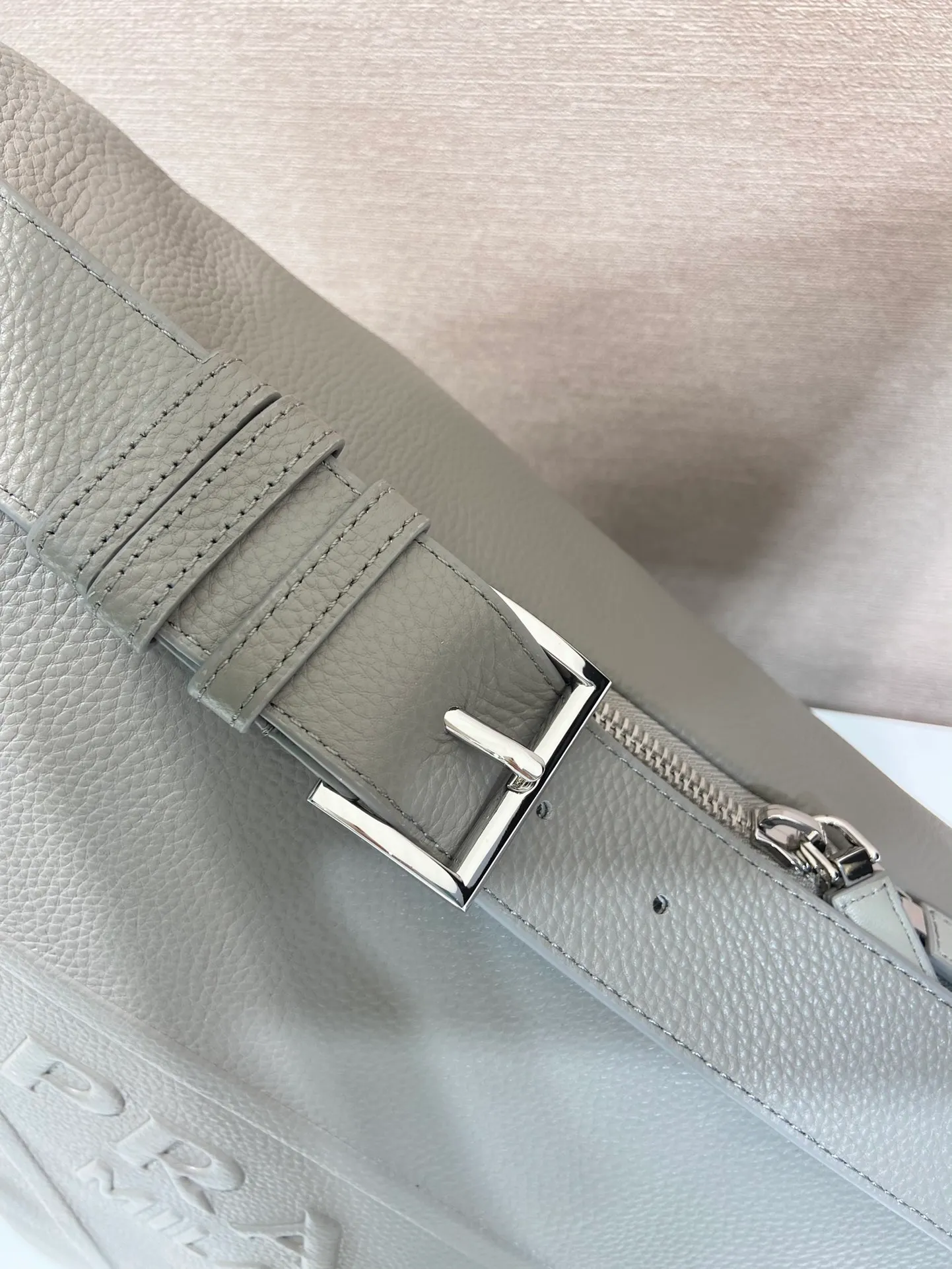 💰1860👏Full leather triangle bag👏2VY007👍👍 The triangle bag that is popular among internet celebrities is here😘. This multifunctional triangle leather crossbody bag is equipped with an adjustable shoulder strap, making it easy to carry it in different ways. The novel bag body design reinterprets the exquisite atmosphere of the same color. The large triangle design can be carried and carried, and it is full of combat power. It is really too towering. The casual style adds a great sense of youth! It’s perfect, very fashionable on the street👏👏 Bag opening length 60cm/bottom length 22.5x height 31x bottom width 28cm👏👏👏