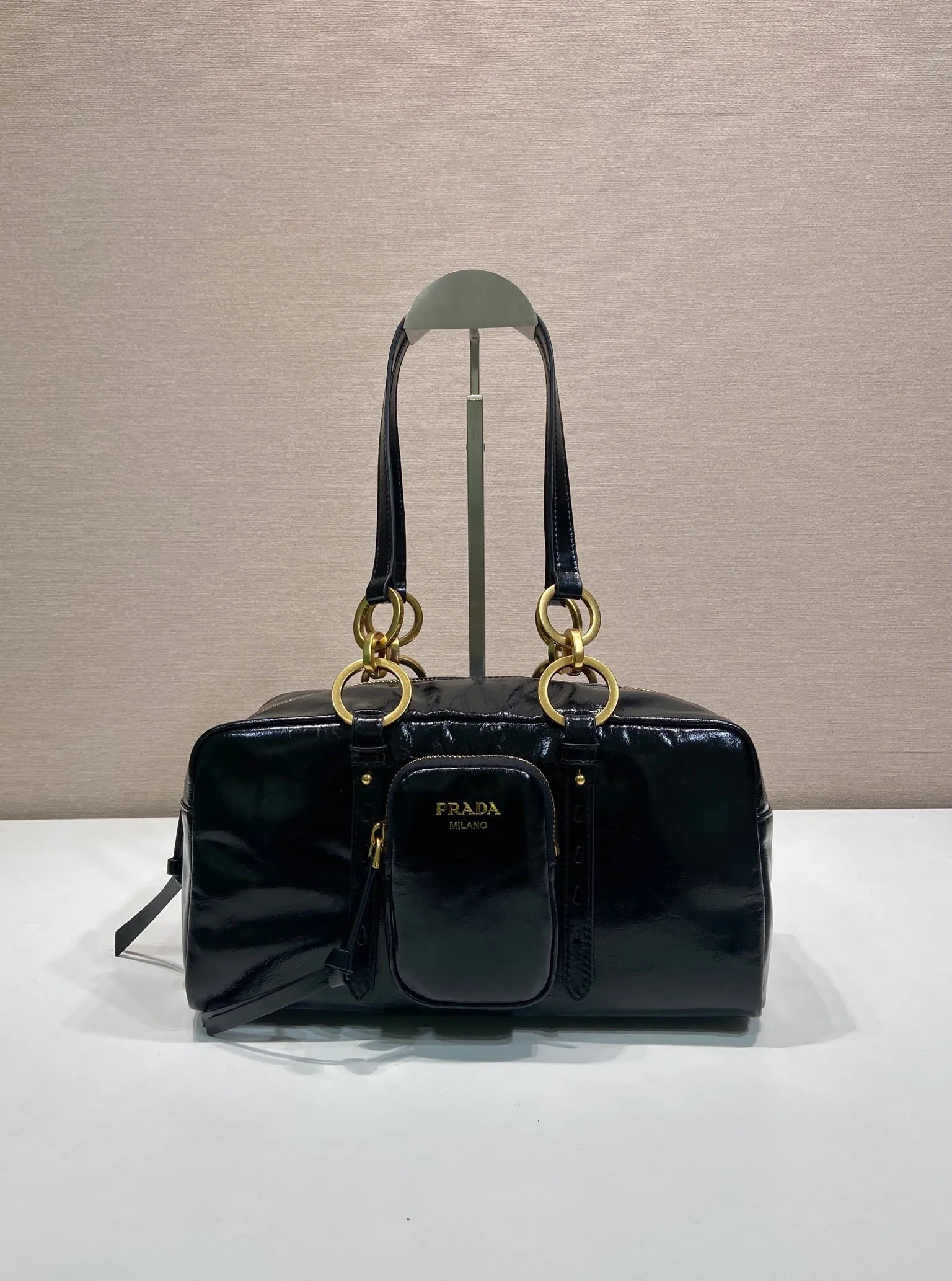💰1700🎉New oil wax leather🎉1BB138 large🎉🎉 This shoulder bag is reinterpreted with soft oil wax leather design, retro metal hardware and zipper pockets with archive elements, highlighting the retro charm. It can be carried on the shoulder or in the hand, has a large capacity, and the upper body effect is very fashionable and versatile. Another popular style that never goes out of style, beauties 😘 hurry up and get it🎉🎉 Length 30x height 14x base 13.5cm🎉🎉🎉💰💰💰