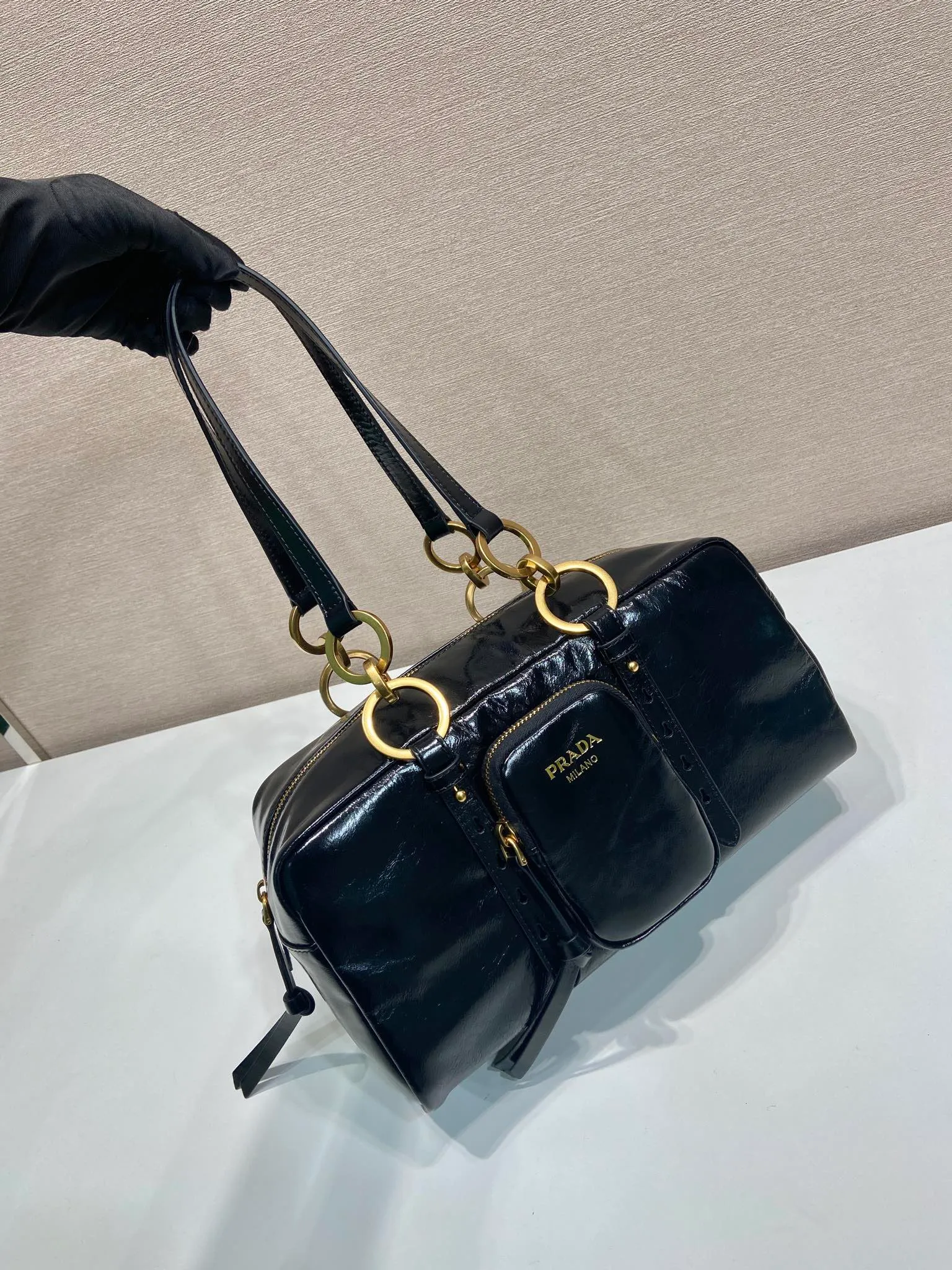 💰1700🎉New oil wax leather🎉1BB138 large🎉🎉 This shoulder bag is reinterpreted with soft oil wax leather design, retro metal hardware and zipper pockets with archive elements, highlighting the retro charm. It can be carried on the shoulder or in the hand, has a large capacity, and the upper body effect is very fashionable and versatile. Another popular style that never goes out of style, beauties 😘 hurry up and get it🎉🎉 Length 30x height 14x base 13.5cm🎉🎉🎉💰💰💰