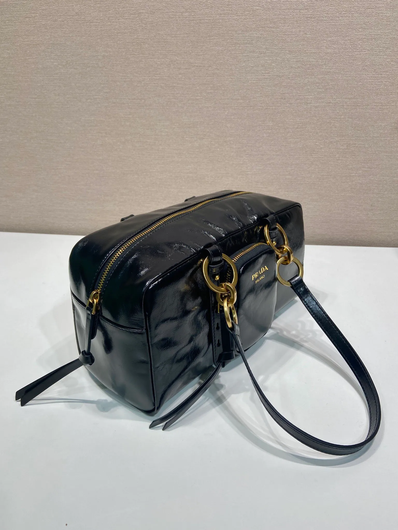 💰1700🎉New oil wax leather🎉1BB138 large🎉🎉 This shoulder bag is reinterpreted with soft oil wax leather design, retro metal hardware and zipper pockets with archive elements, highlighting the retro charm. It can be carried on the shoulder or in the hand, has a large capacity, and the upper body effect is very fashionable and versatile. Another popular style that never goes out of style, beauties 😘 hurry up and get it🎉🎉 Length 30x height 14x base 13.5cm🎉🎉🎉💰💰💰