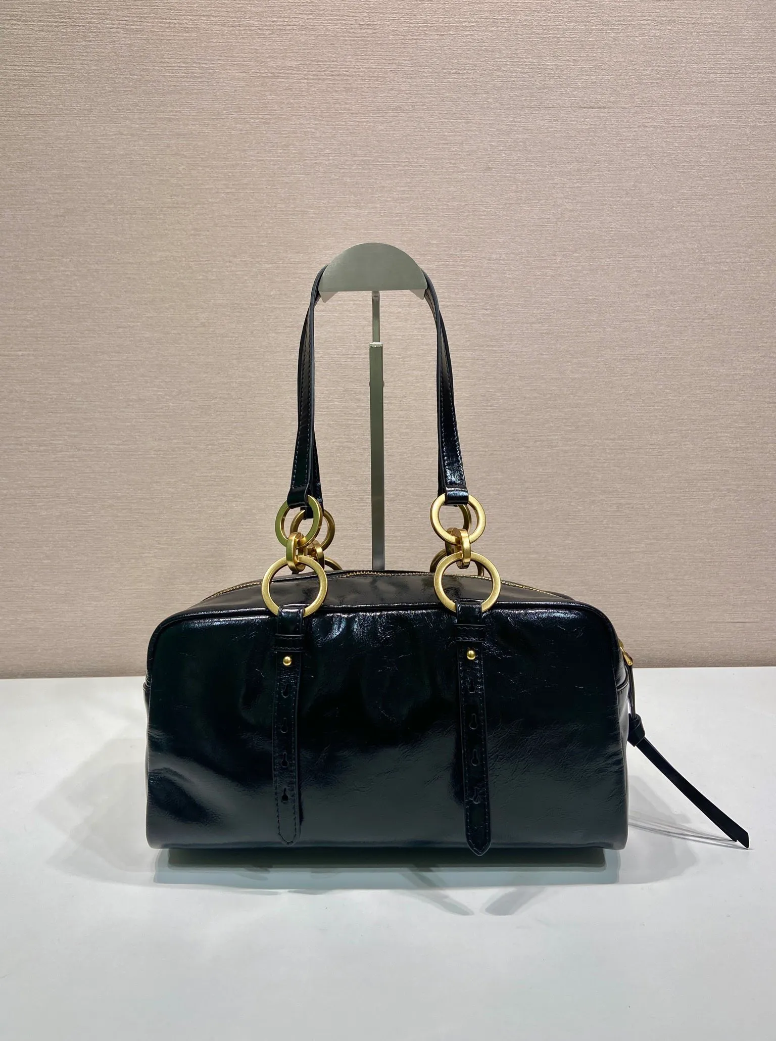 💰1700🎉New oil wax leather🎉1BB138 large🎉🎉 This shoulder bag is reinterpreted with soft oil wax leather design, retro metal hardware and zipper pockets with archive elements, highlighting the retro charm. It can be carried on the shoulder or in the hand, has a large capacity, and the upper body effect is very fashionable and versatile. Another popular style that never goes out of style, beauties 😘 hurry up and get it🎉🎉 Length 30x height 14x base 13.5cm🎉🎉🎉💰💰💰